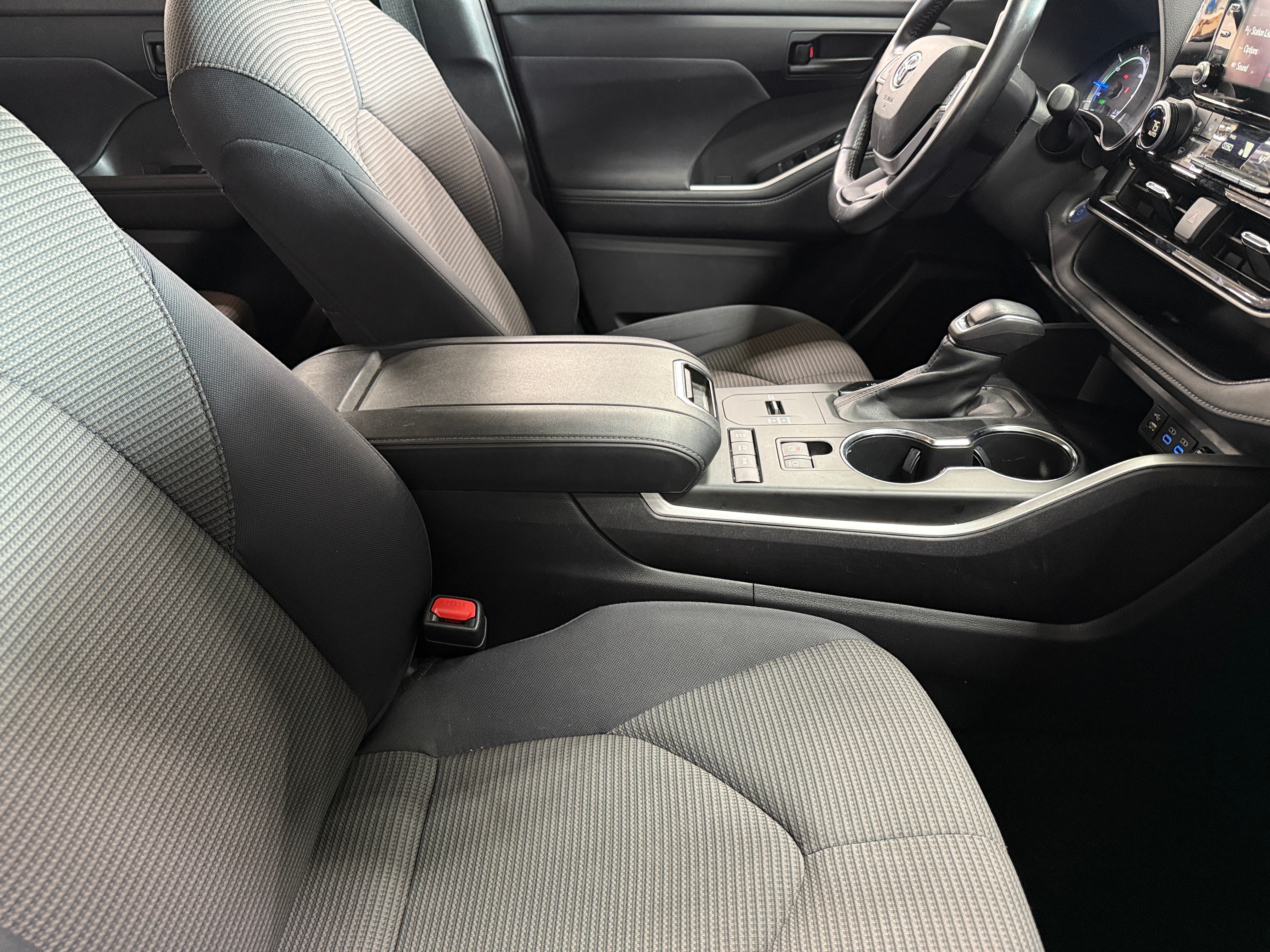 2022 Toyota Highlander LE 2