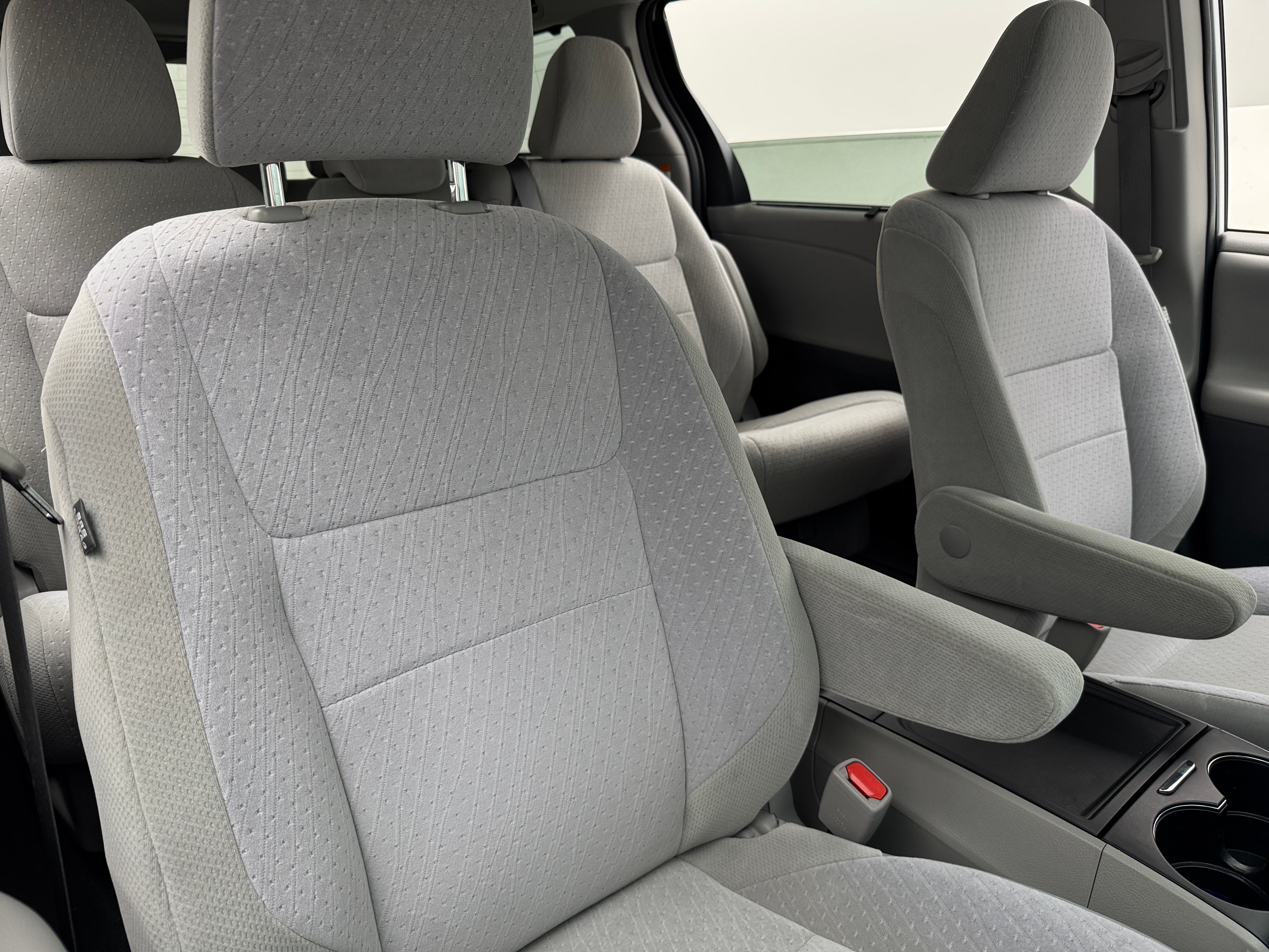 2020 Toyota Sienna LE 2