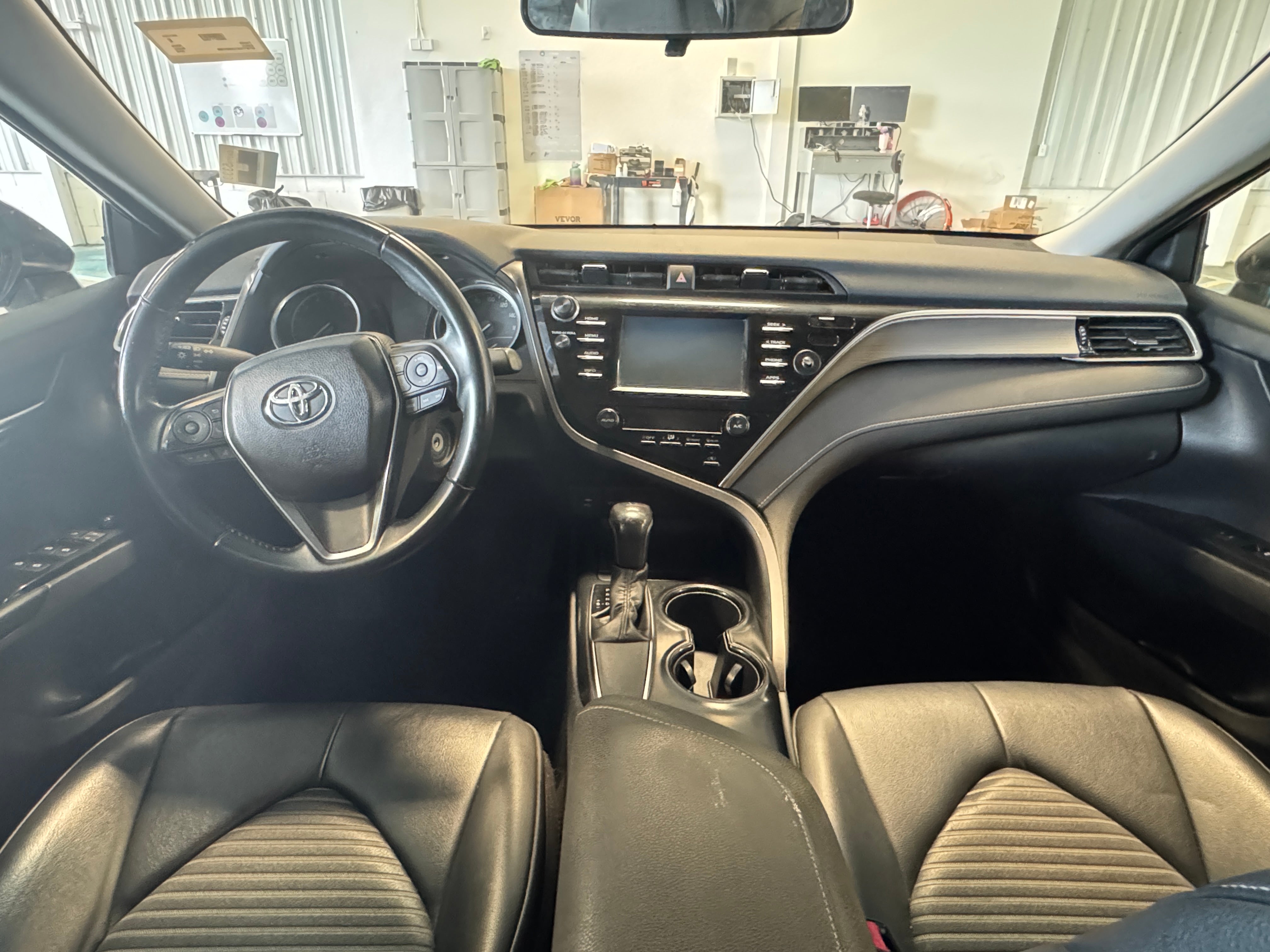 2018 Toyota Camry SE 3