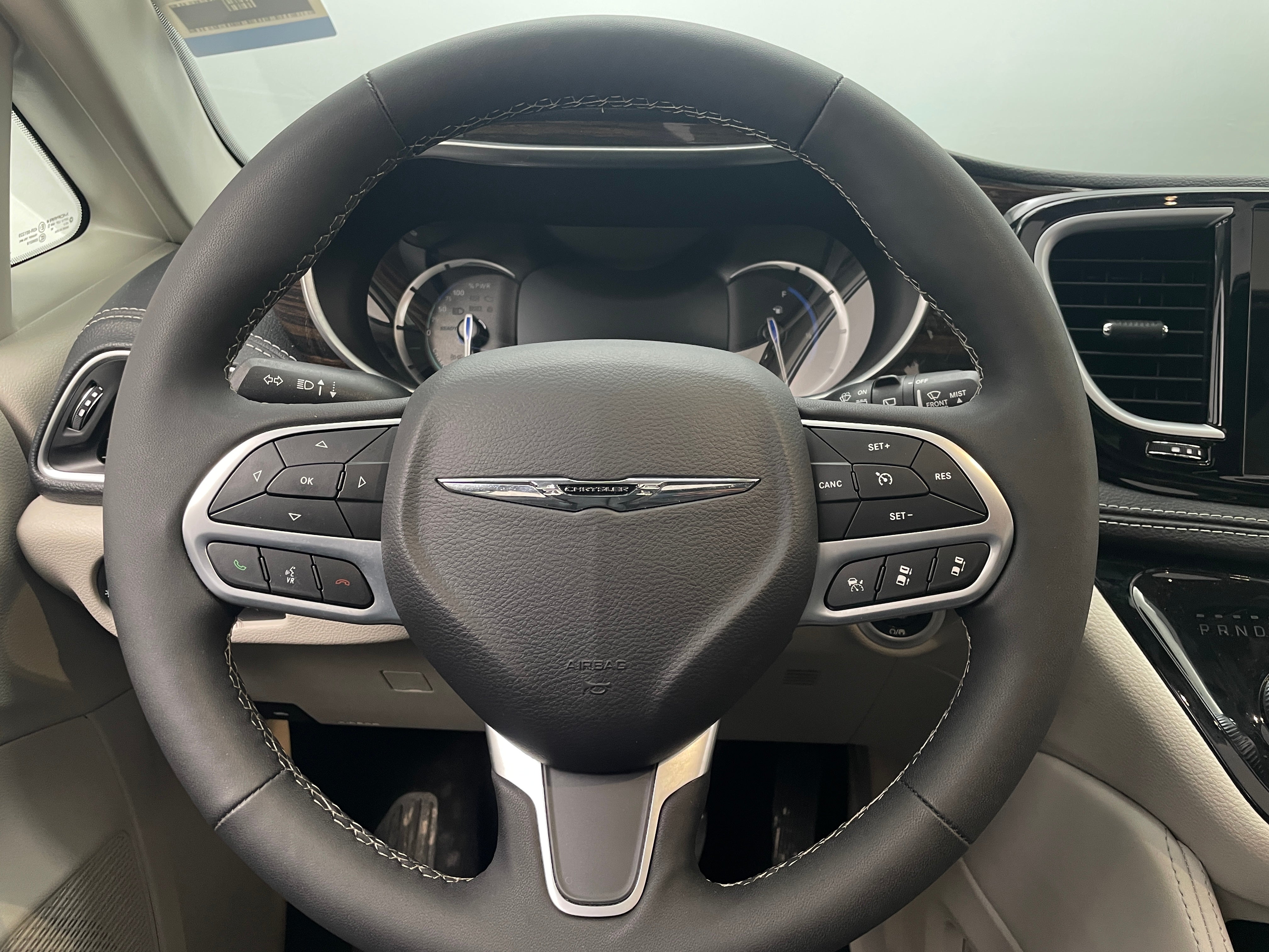 2023 Chrysler Pacifica Hybrid Limited 4