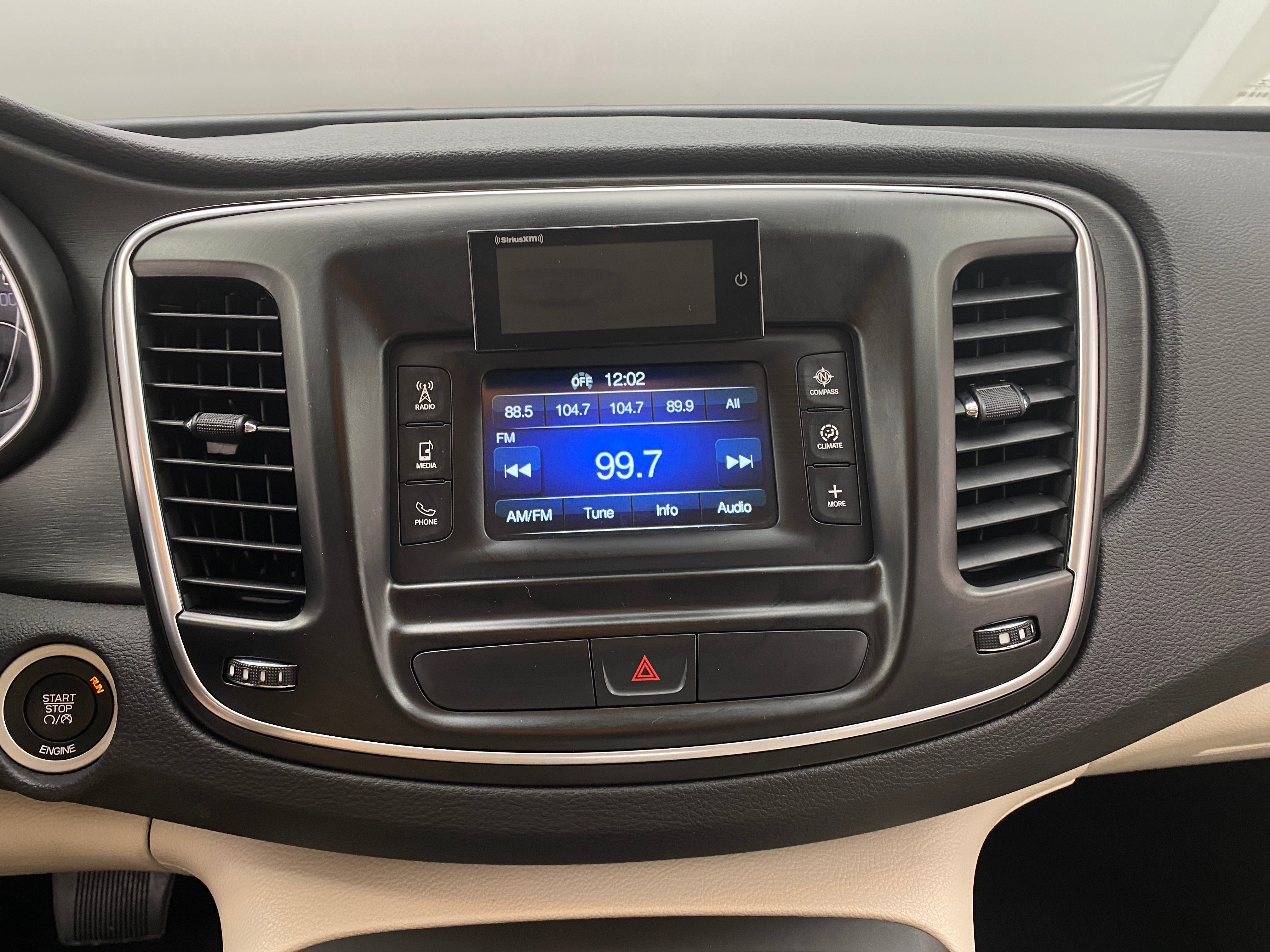 2016 Chrysler 200 Limited 4