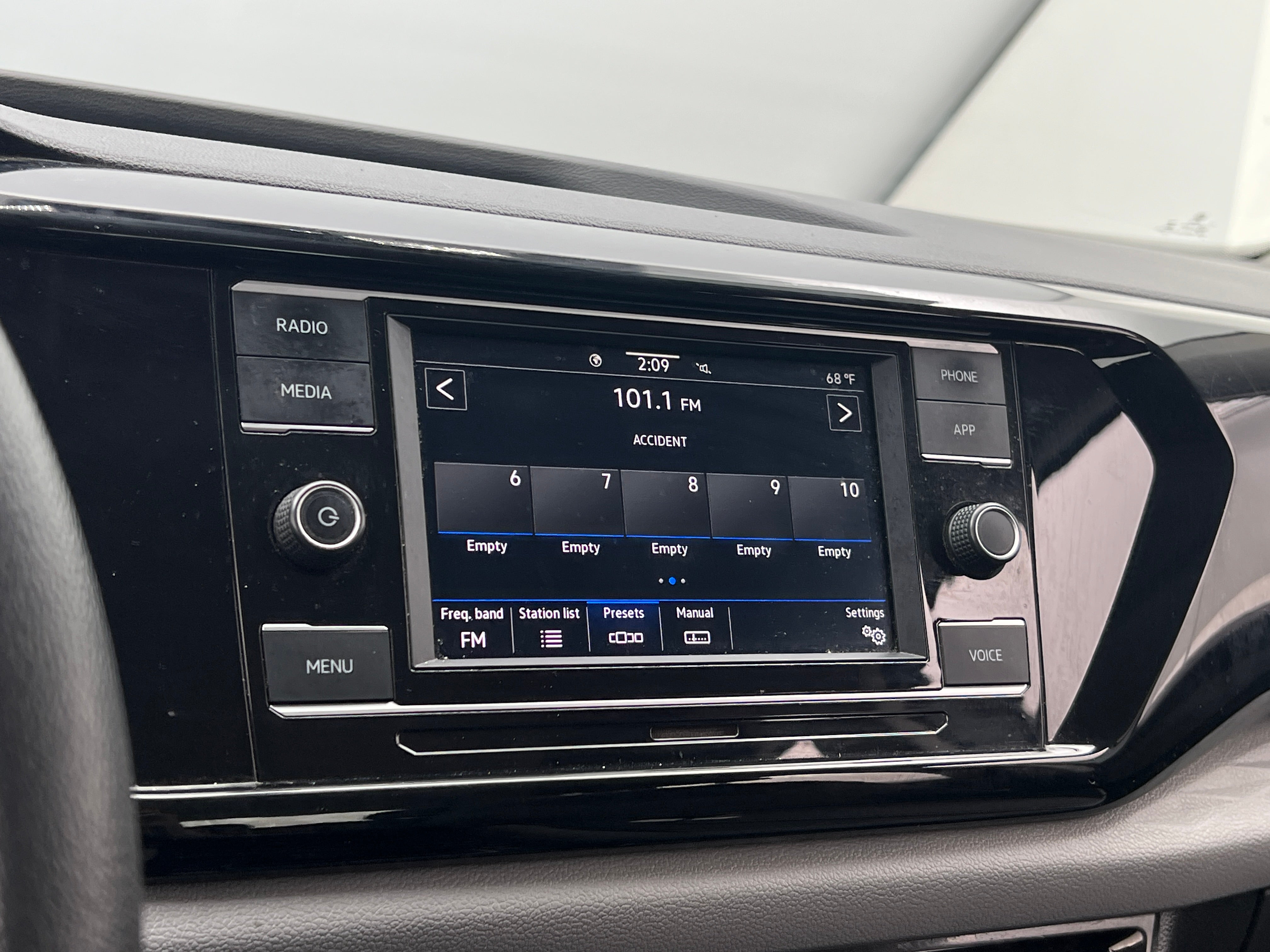 2022 Volkswagen Taos S 4