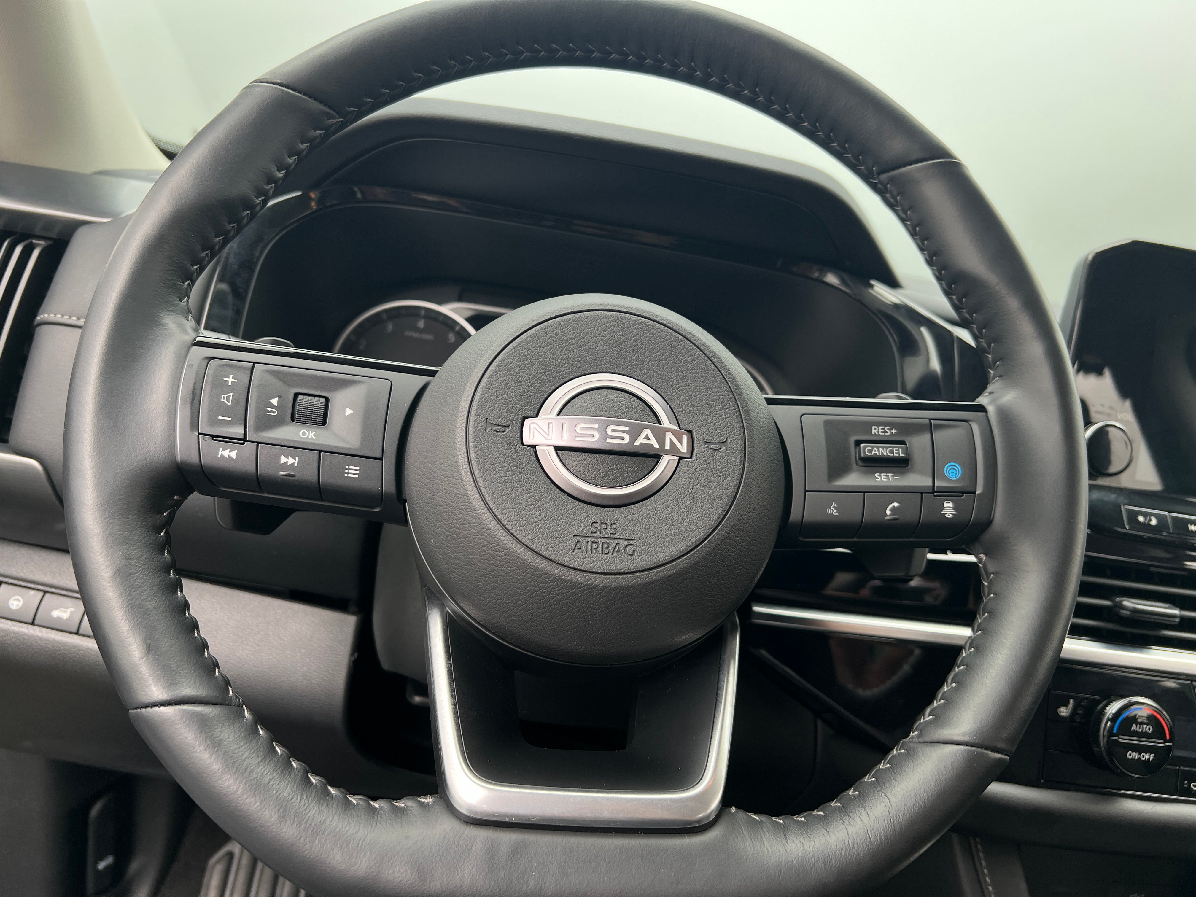 2024 Nissan Pathfinder SL 4