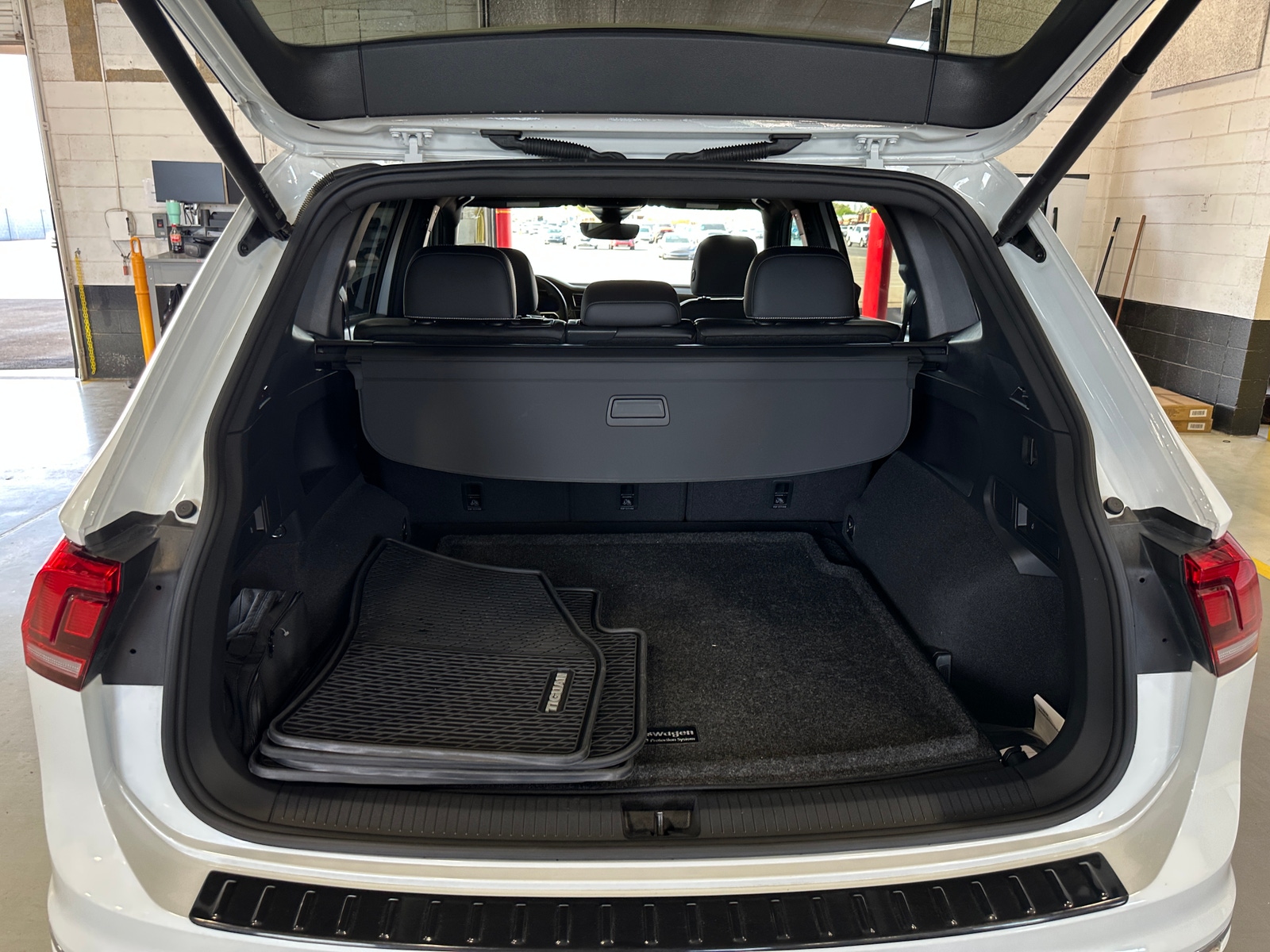 Thumbnail: 2023 Volkswagen Tiguan - 6