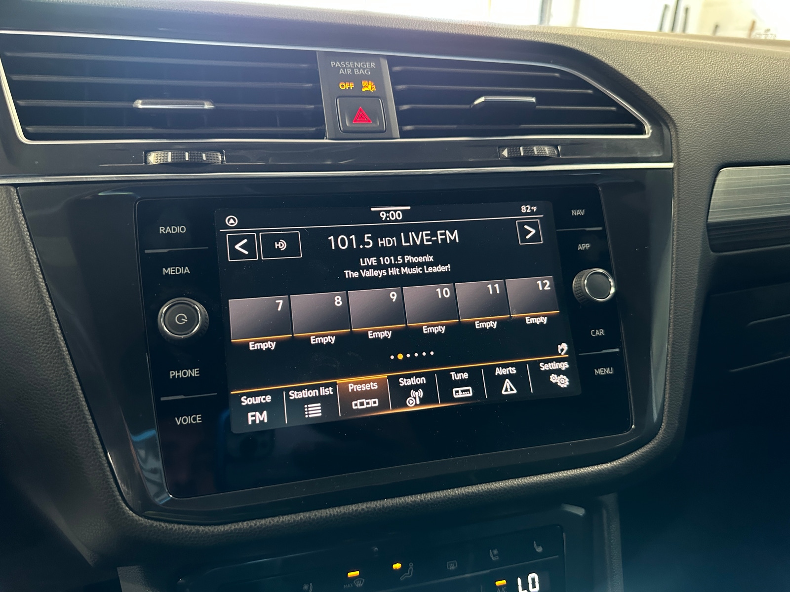 Thumbnail: 2023 Volkswagen Tiguan - 3
