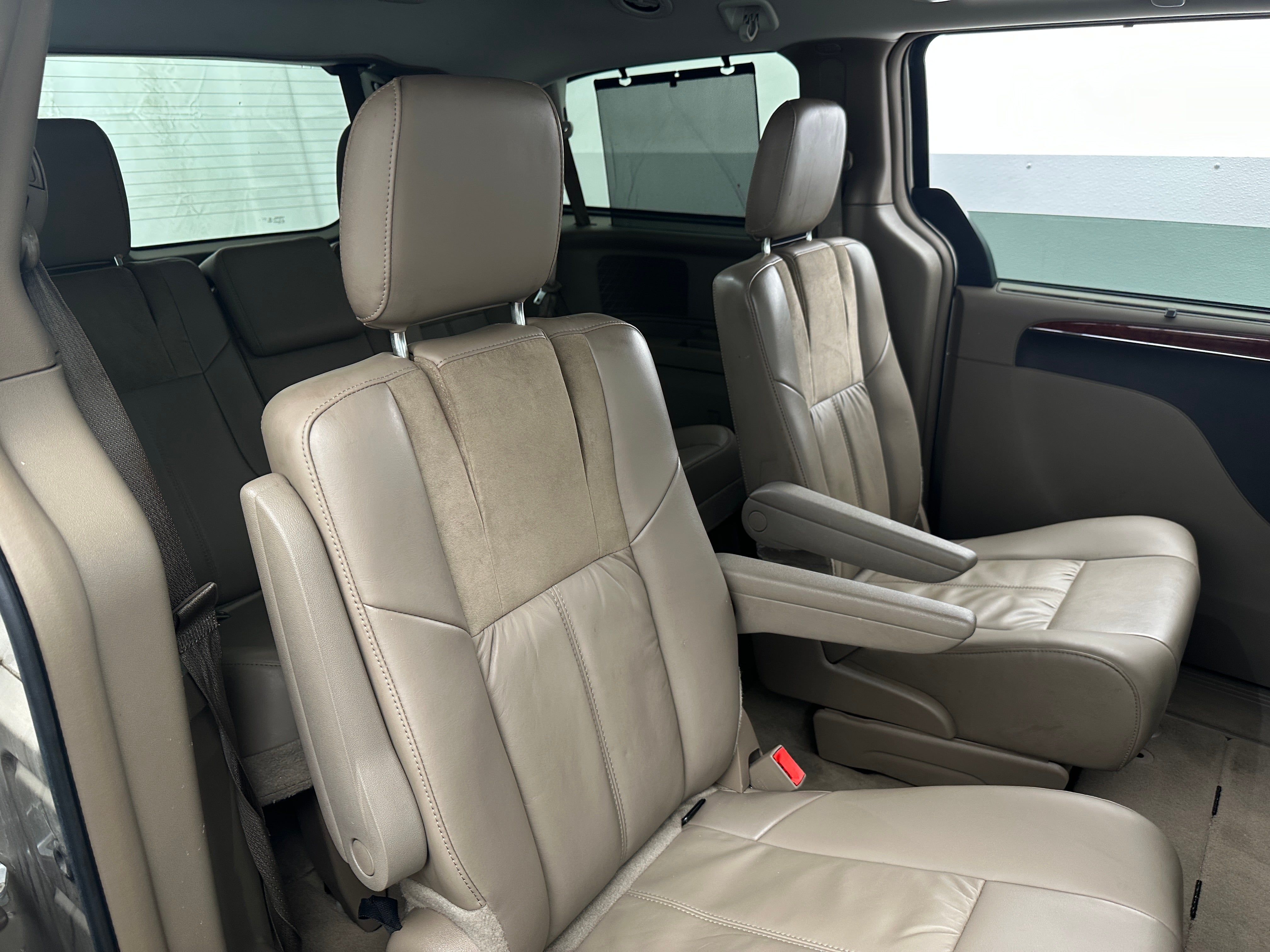 2016 Chrysler Town & Country Limited Platinum 5