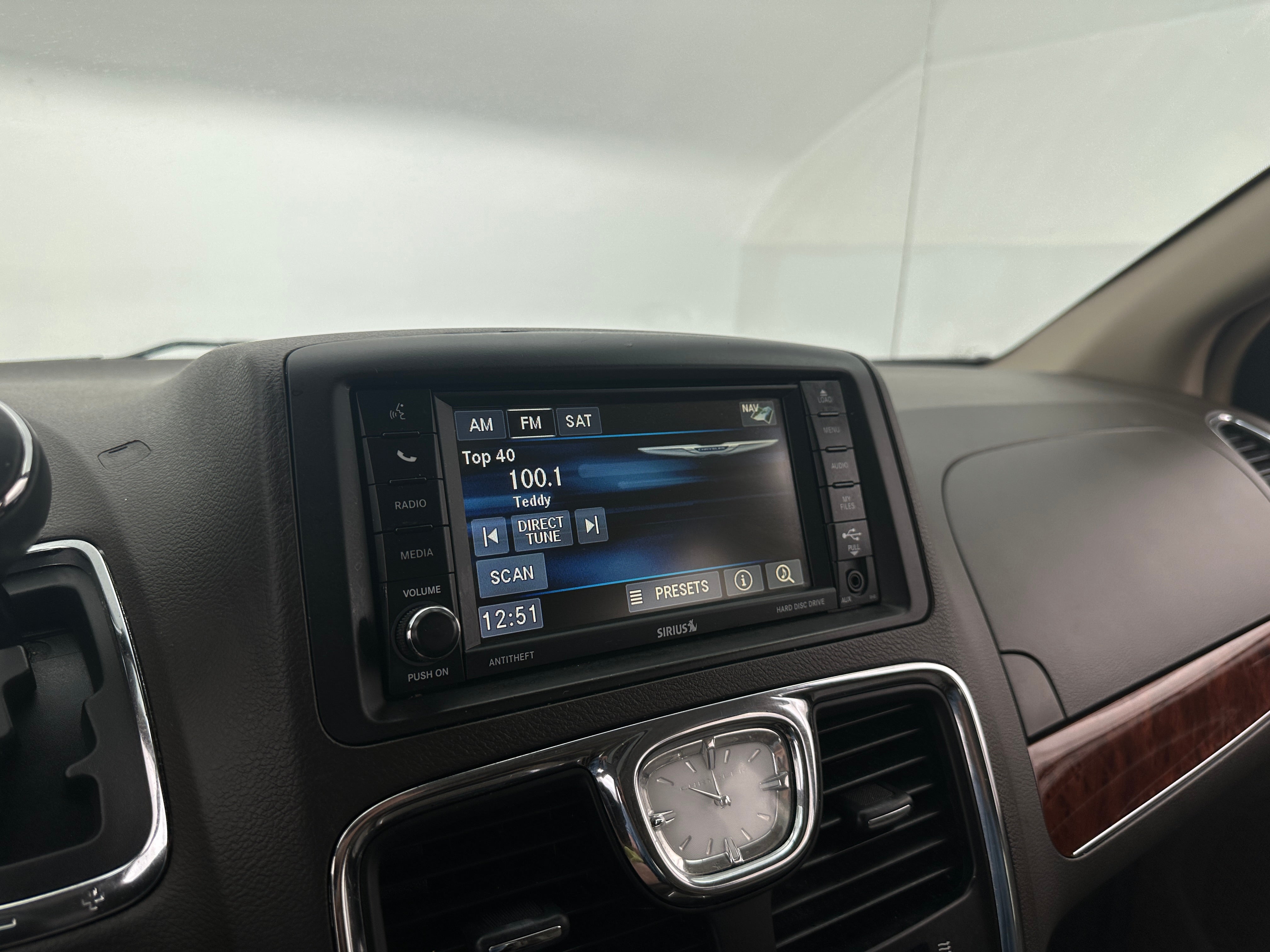 2016 Chrysler Town & Country Limited Platinum 3