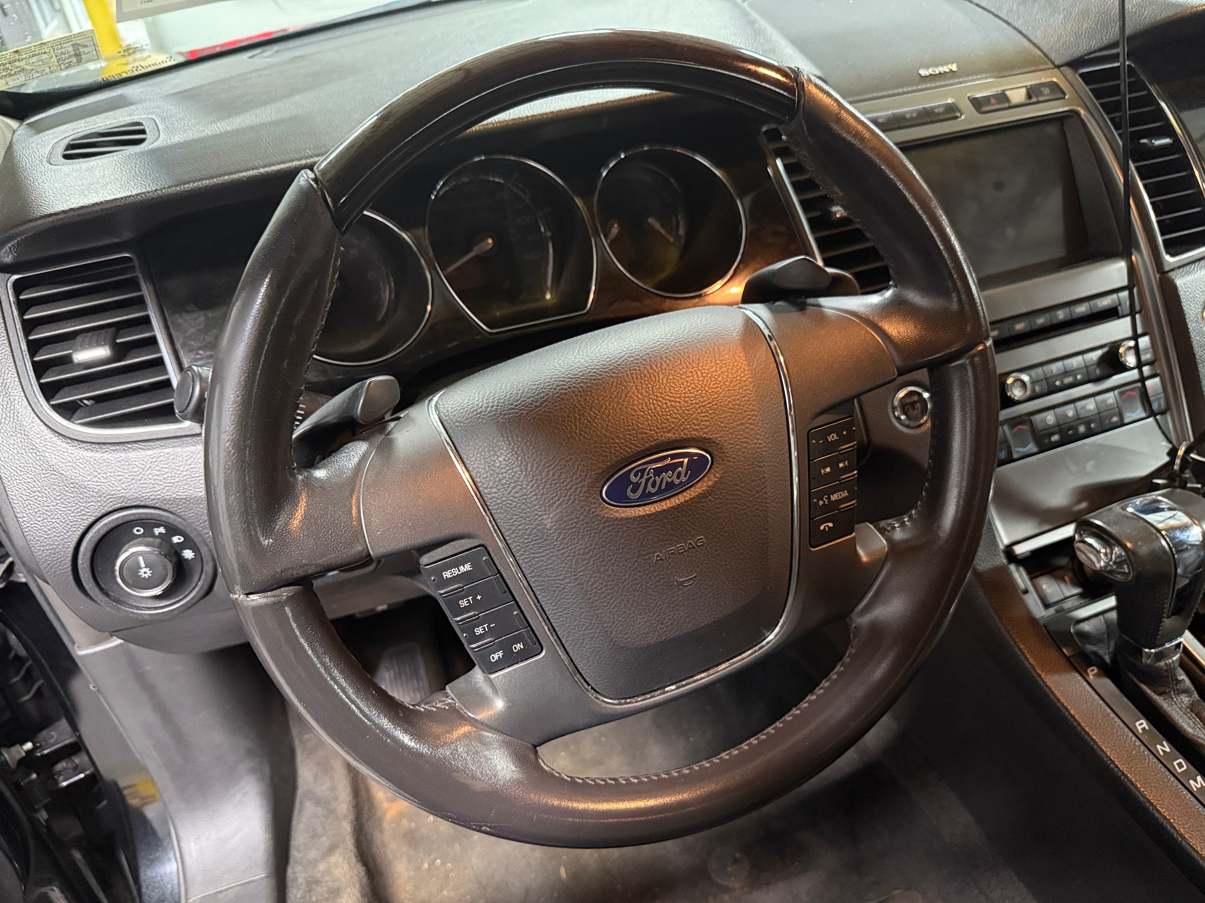 2011 Ford Taurus Limited Edition 4
