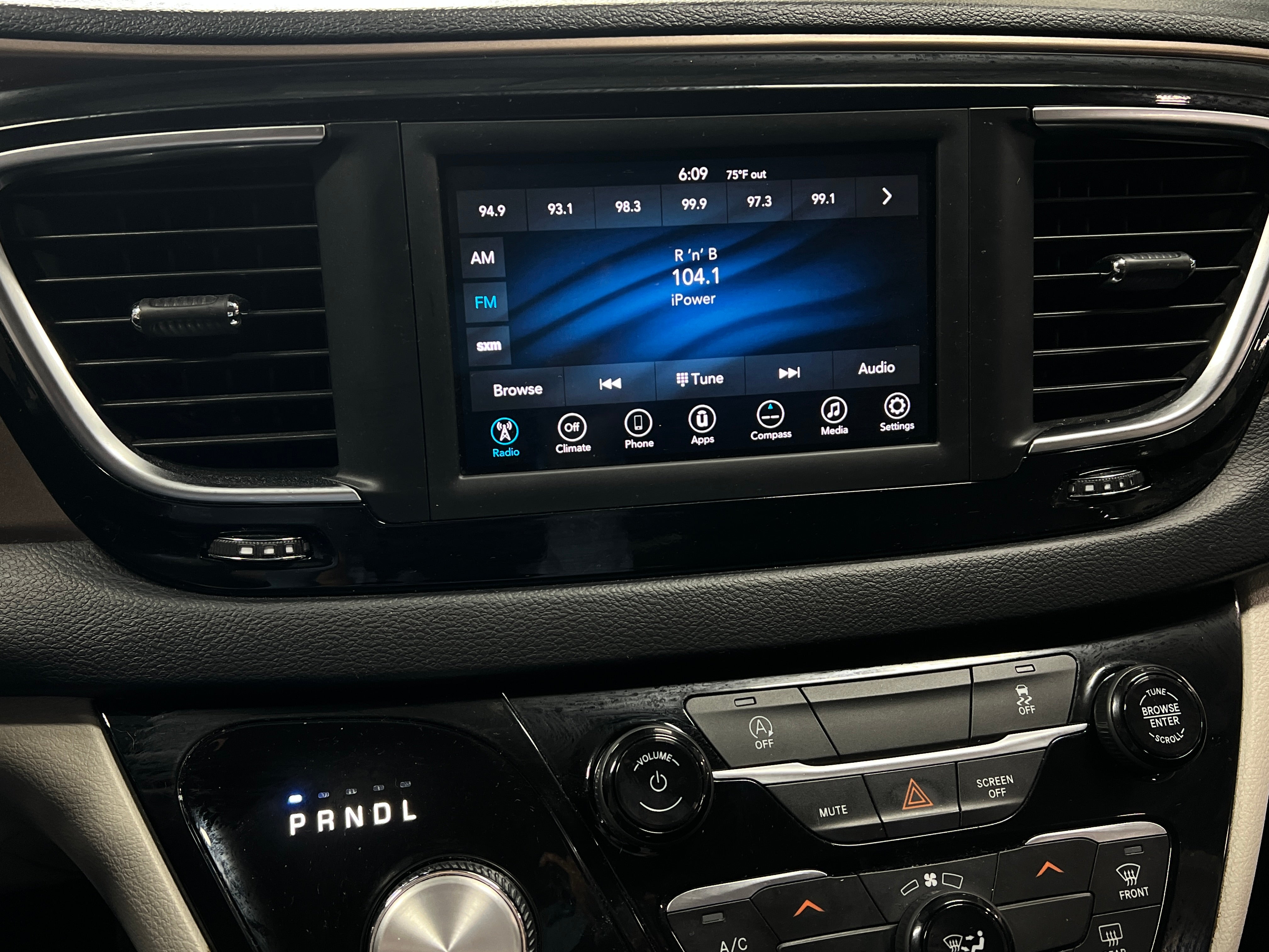 2020 Chrysler Voyager LXi 3
