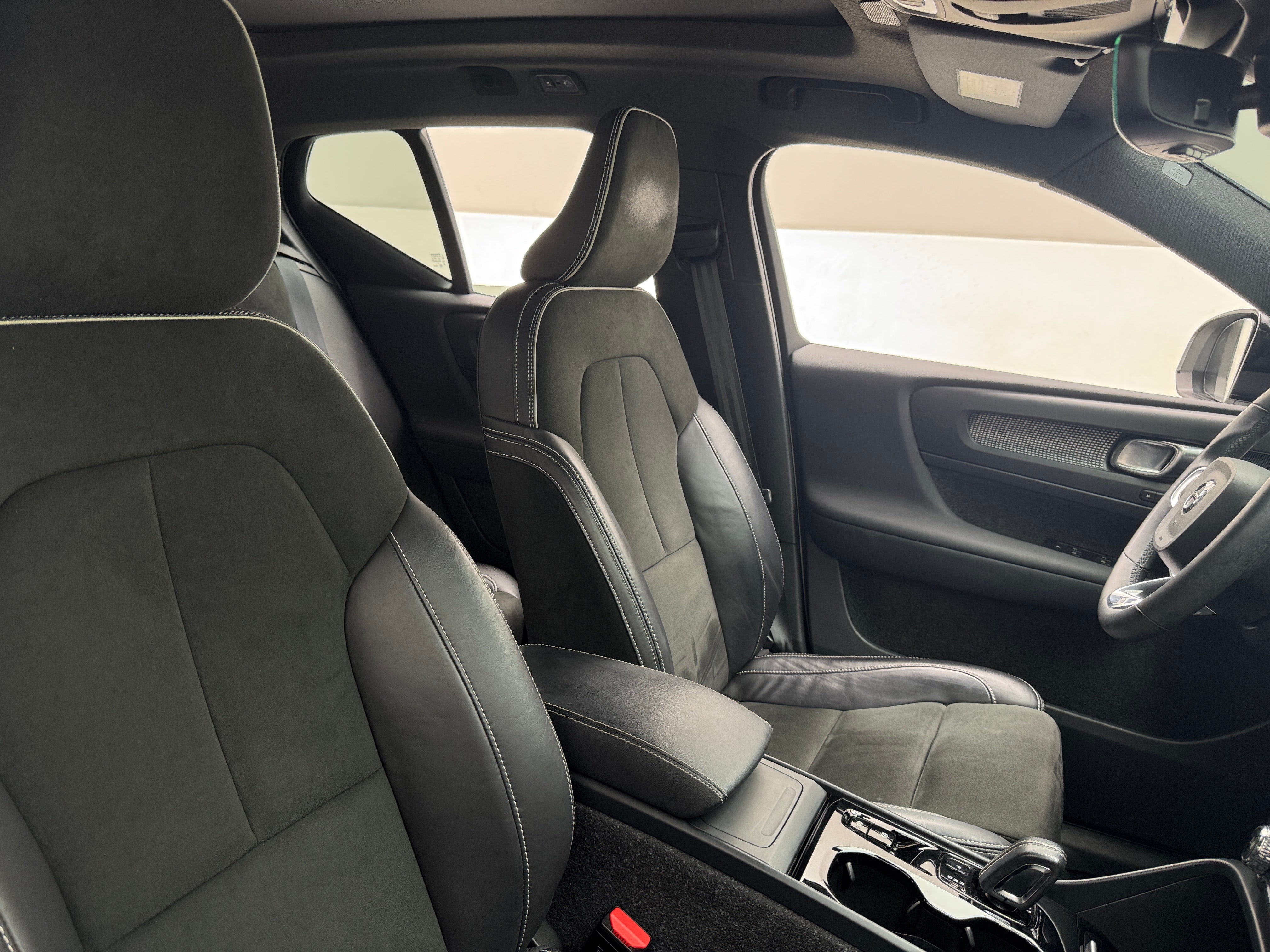 2022 Volvo XC40 T5 R-Design 2
