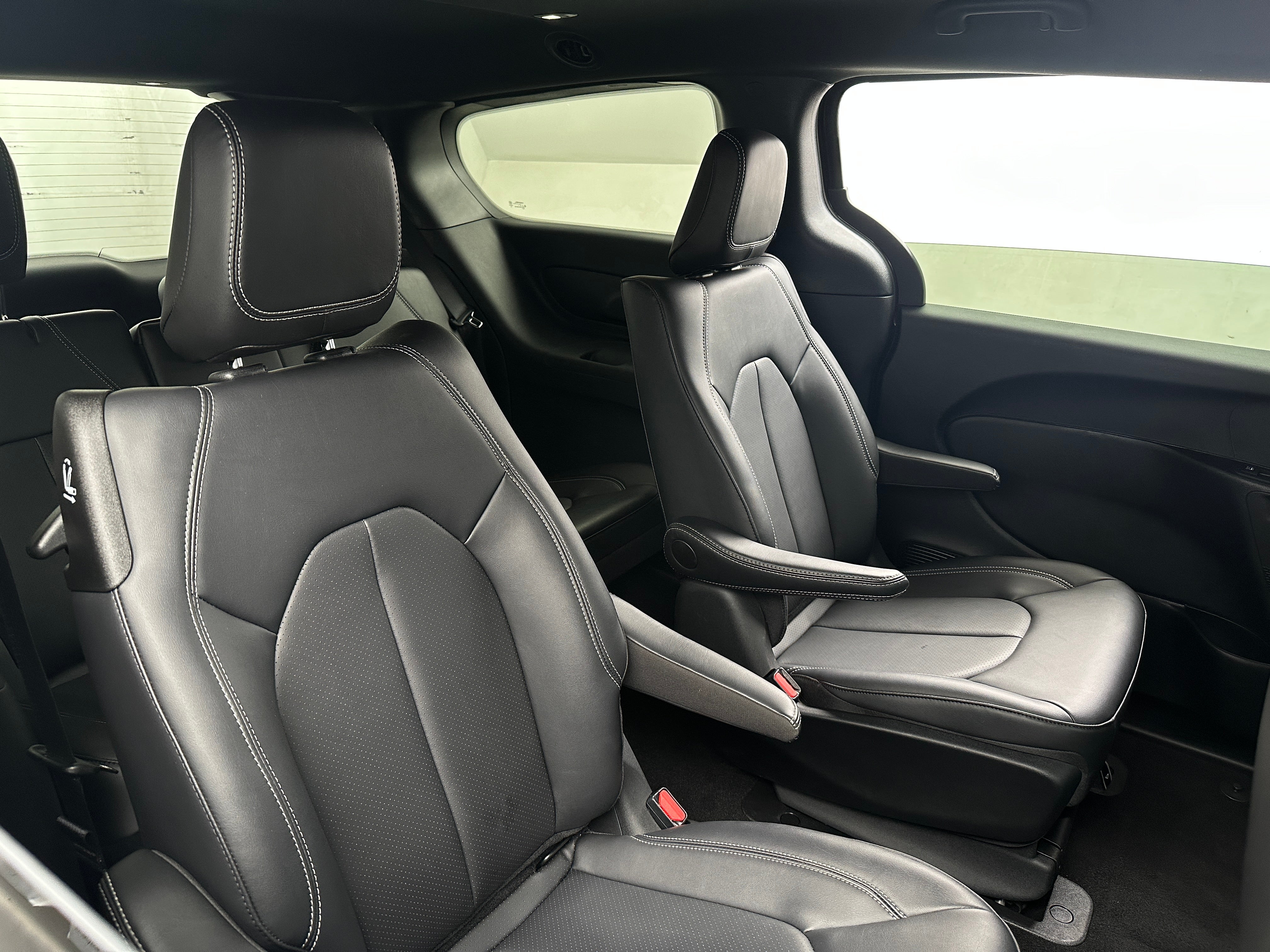 2025 Chrysler Pacifica Hybrid Select 5