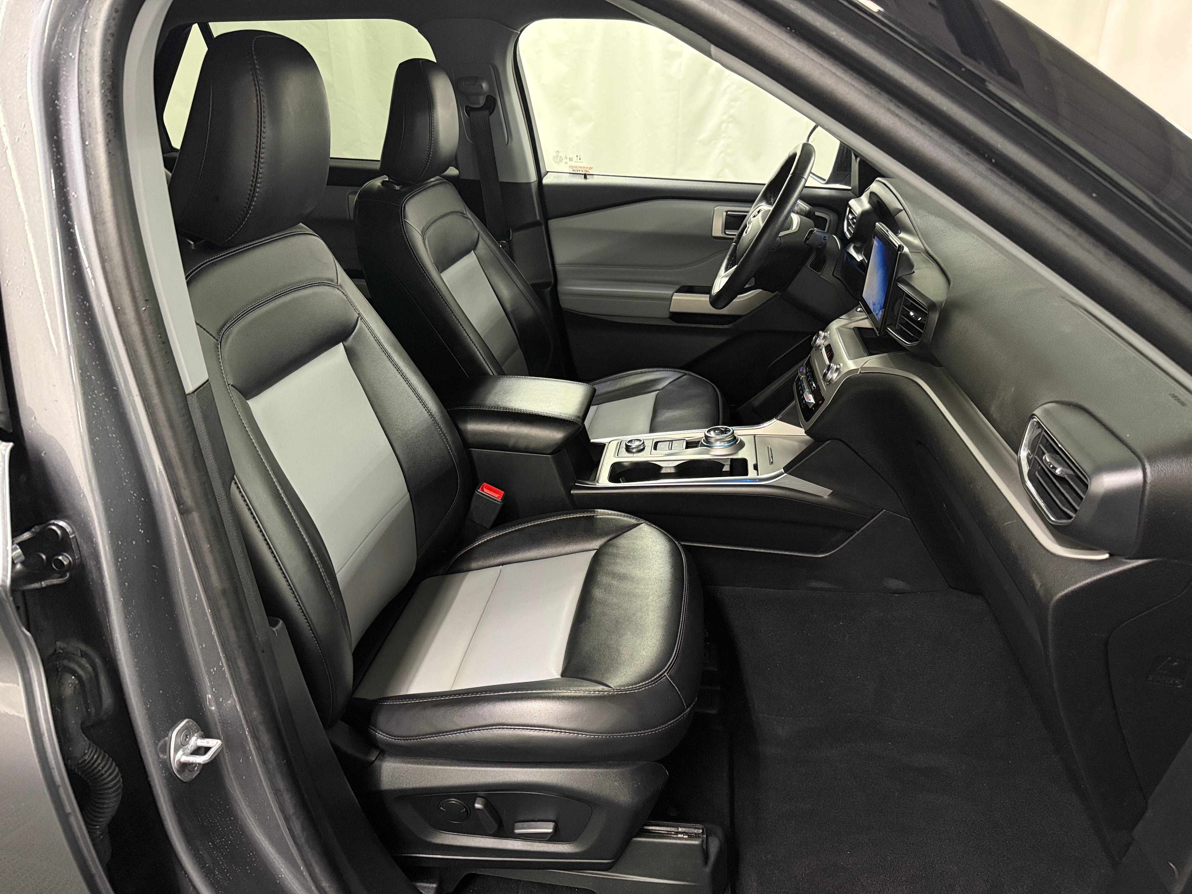 2022 Ford Explorer XLT 2