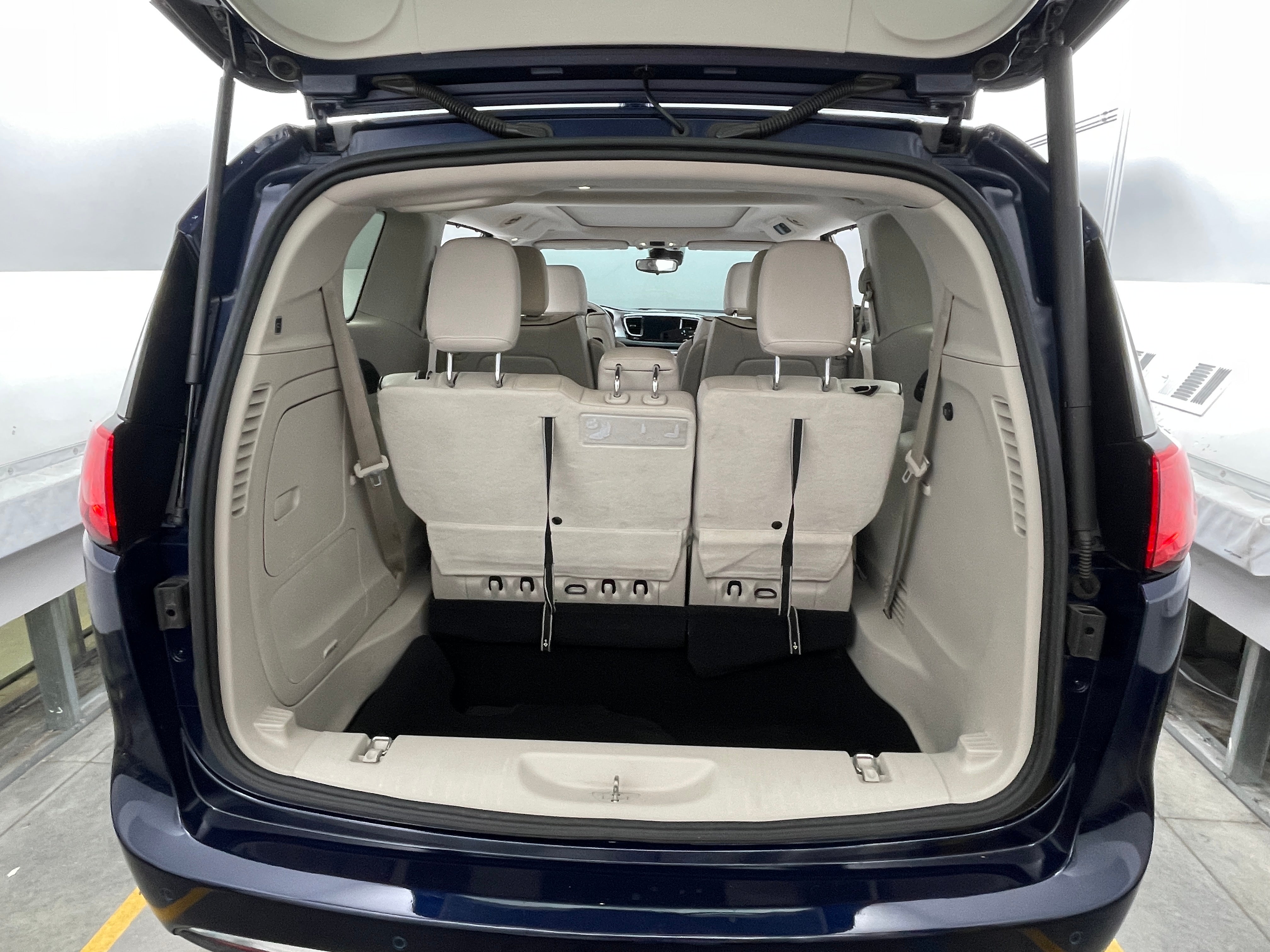 2017 Chrysler Pacifica Hybrid Platinum 6