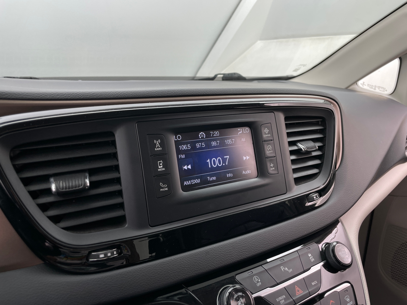 Thumbnail: 2017 Chrysler Pacifica - 3