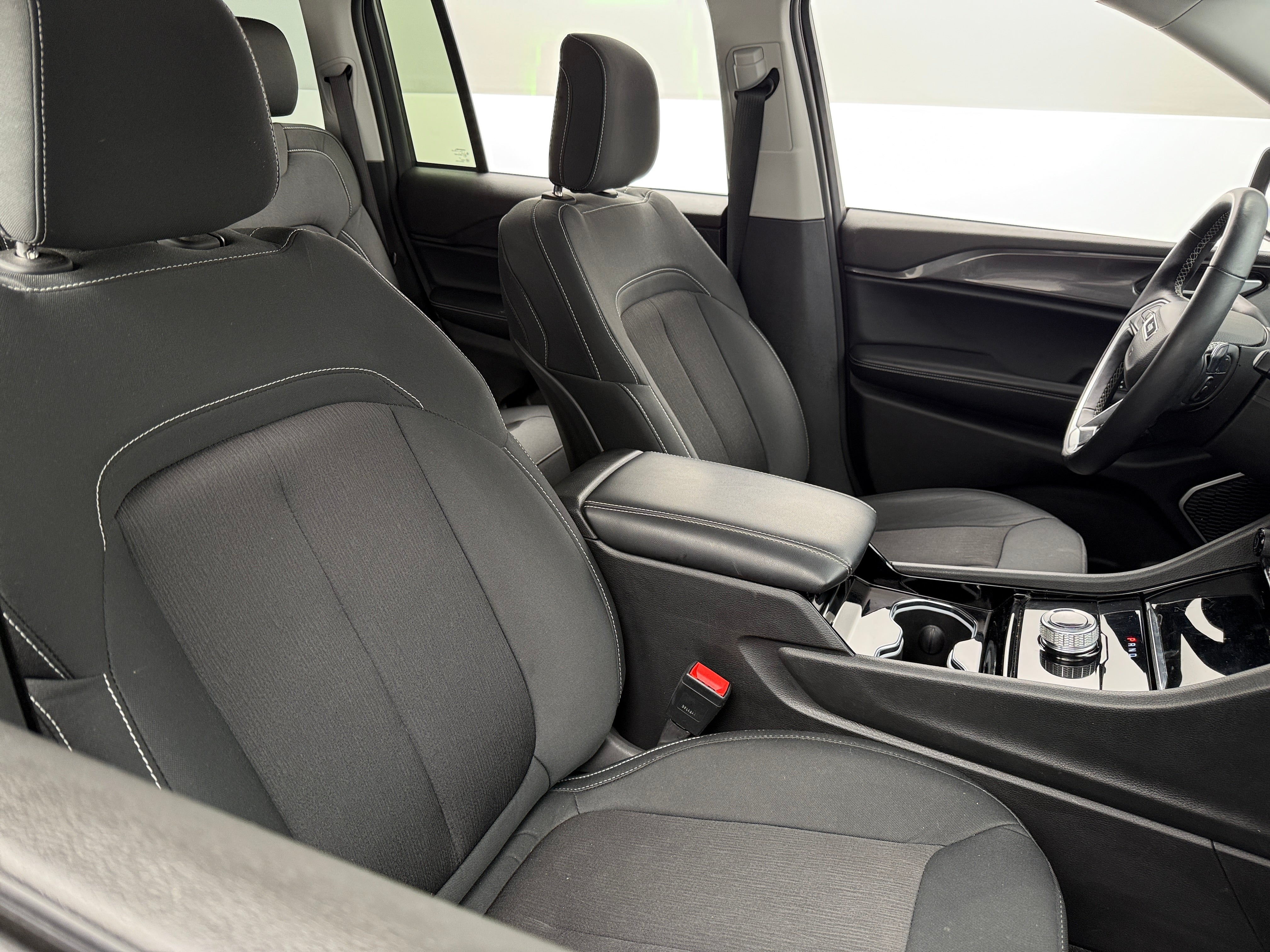 2022 Jeep Grand Cherokee Laredo 2