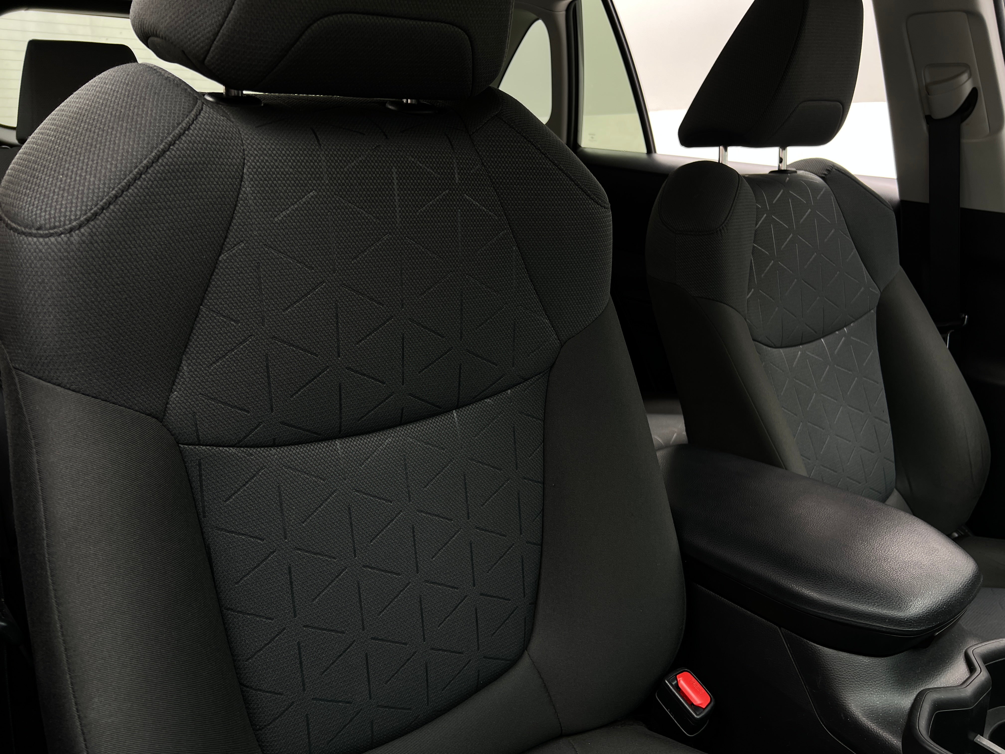 2022 Toyota RAV4 XLE 2