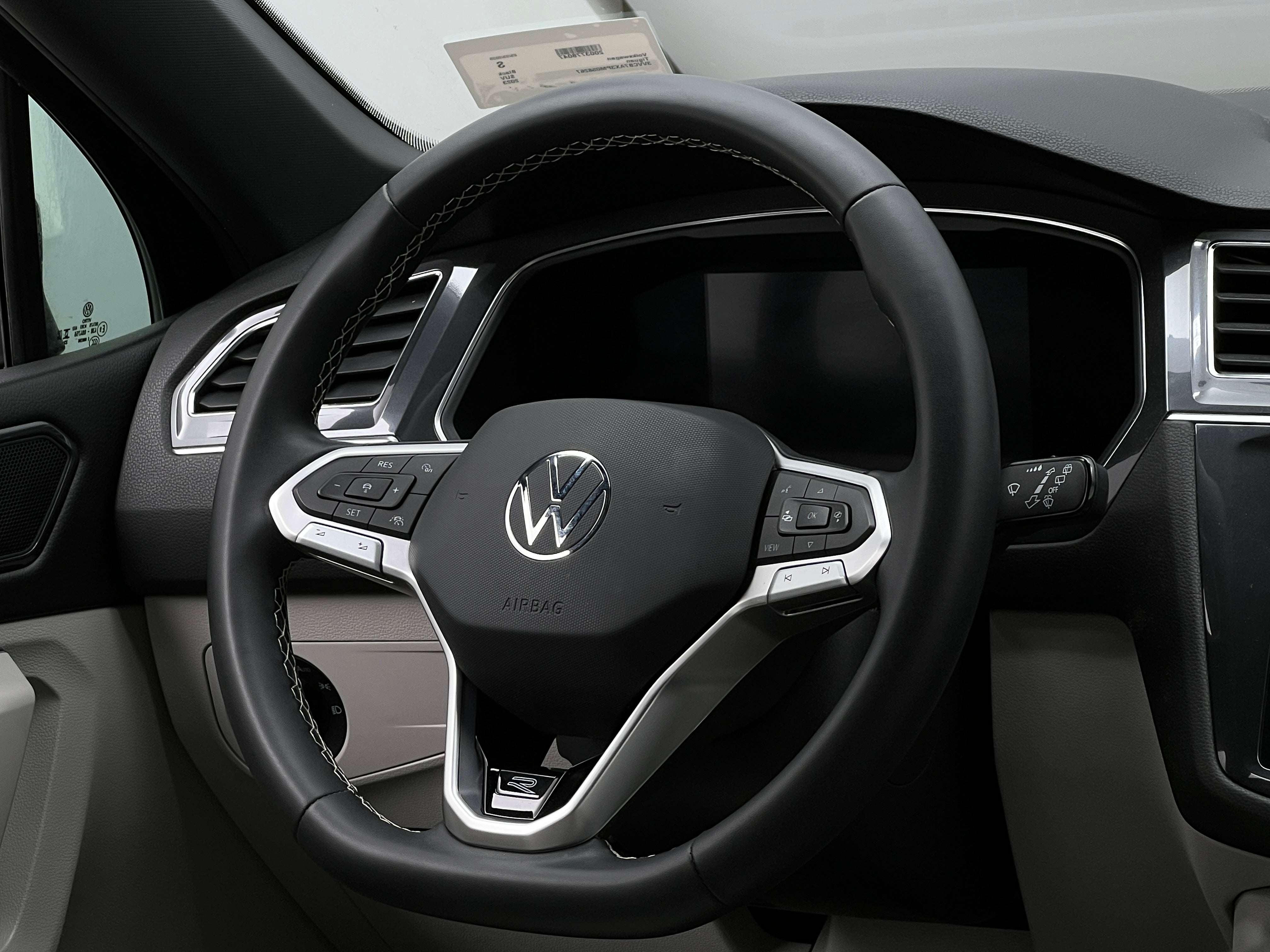 2023 Volkswagen Tiguan SE R-Line Black 4