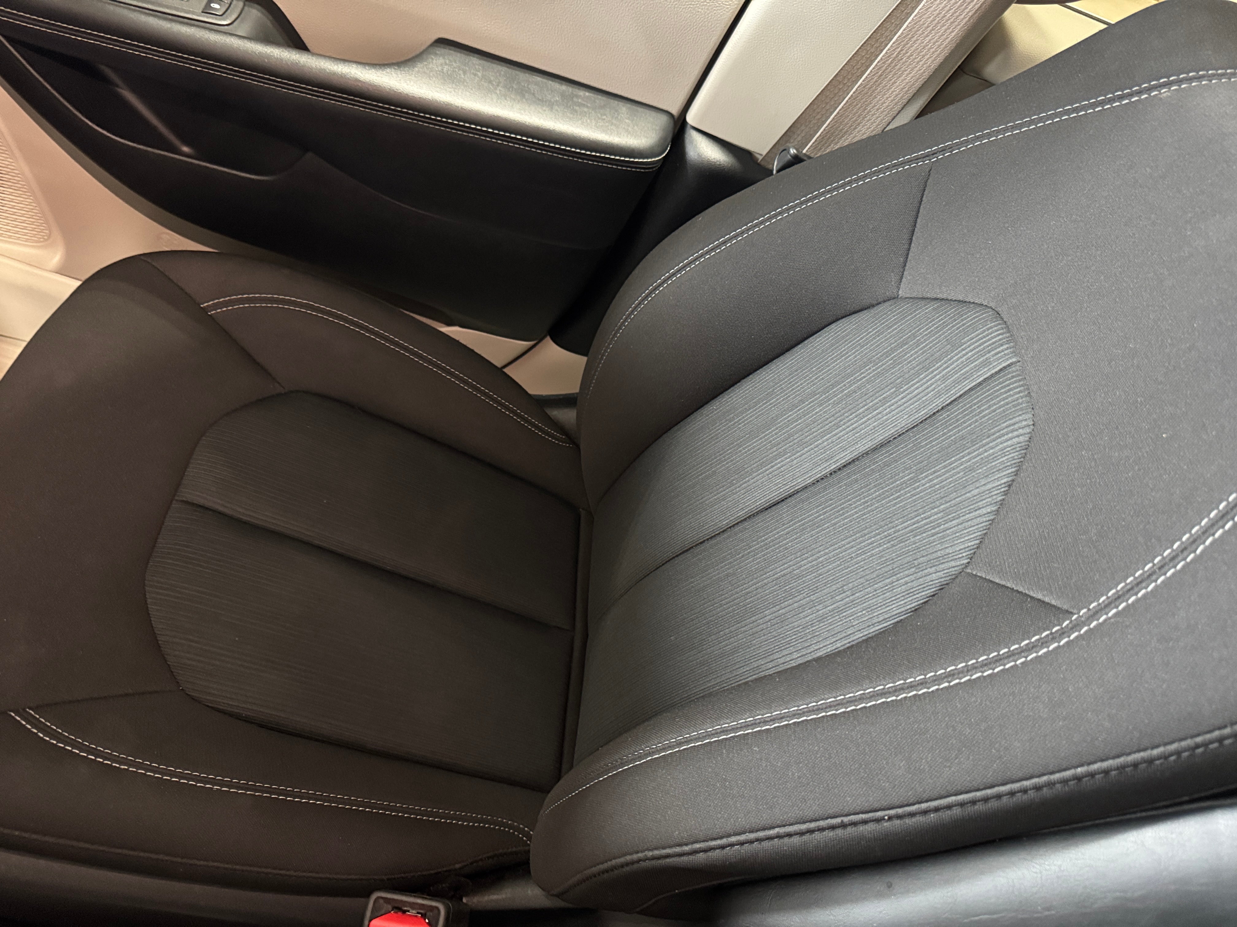 2023 Chrysler Voyager LX 2