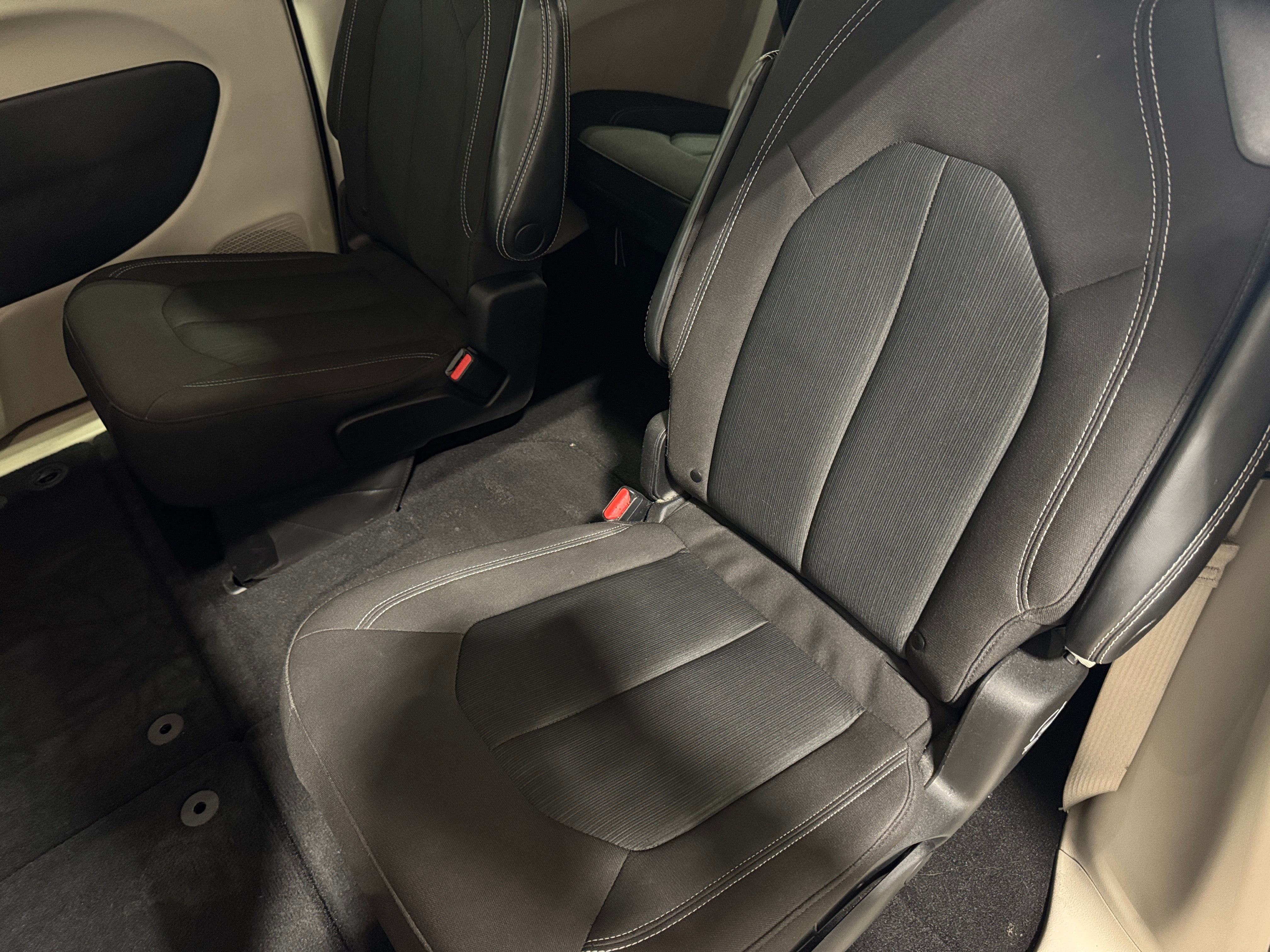 2023 Chrysler Voyager LX 6
