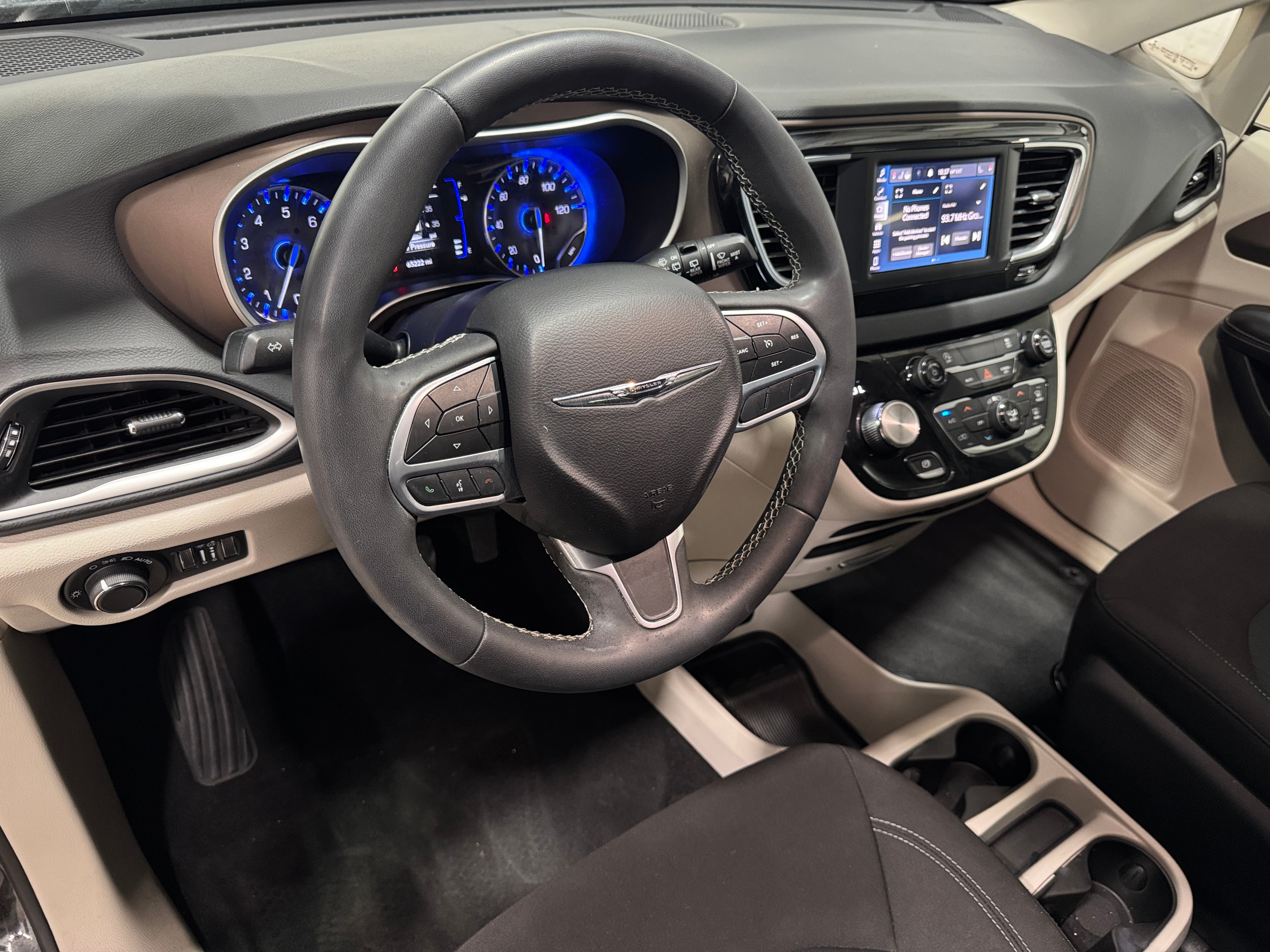 2023 Chrysler Voyager LX 3