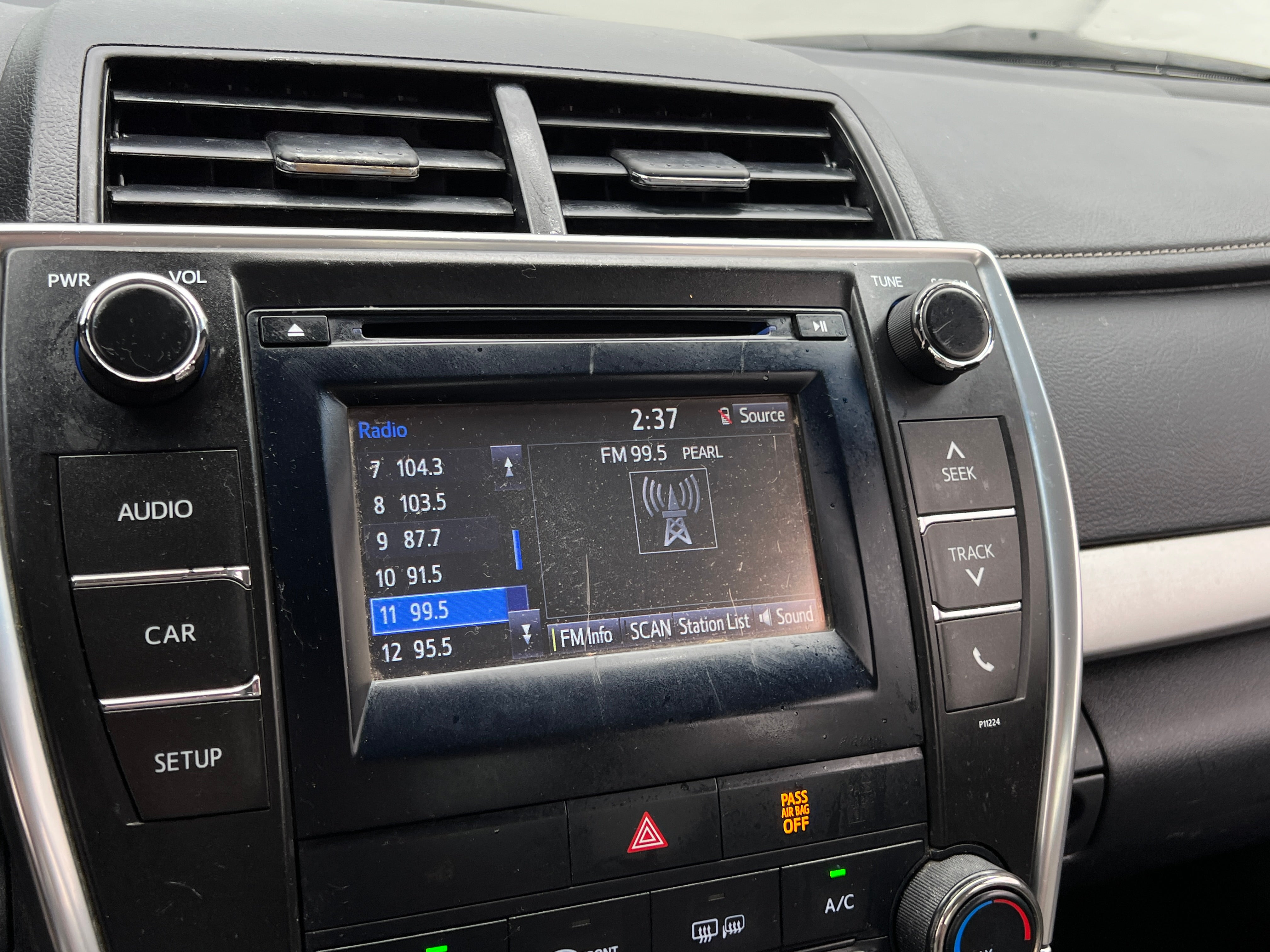 2016 Toyota Camry SE 3