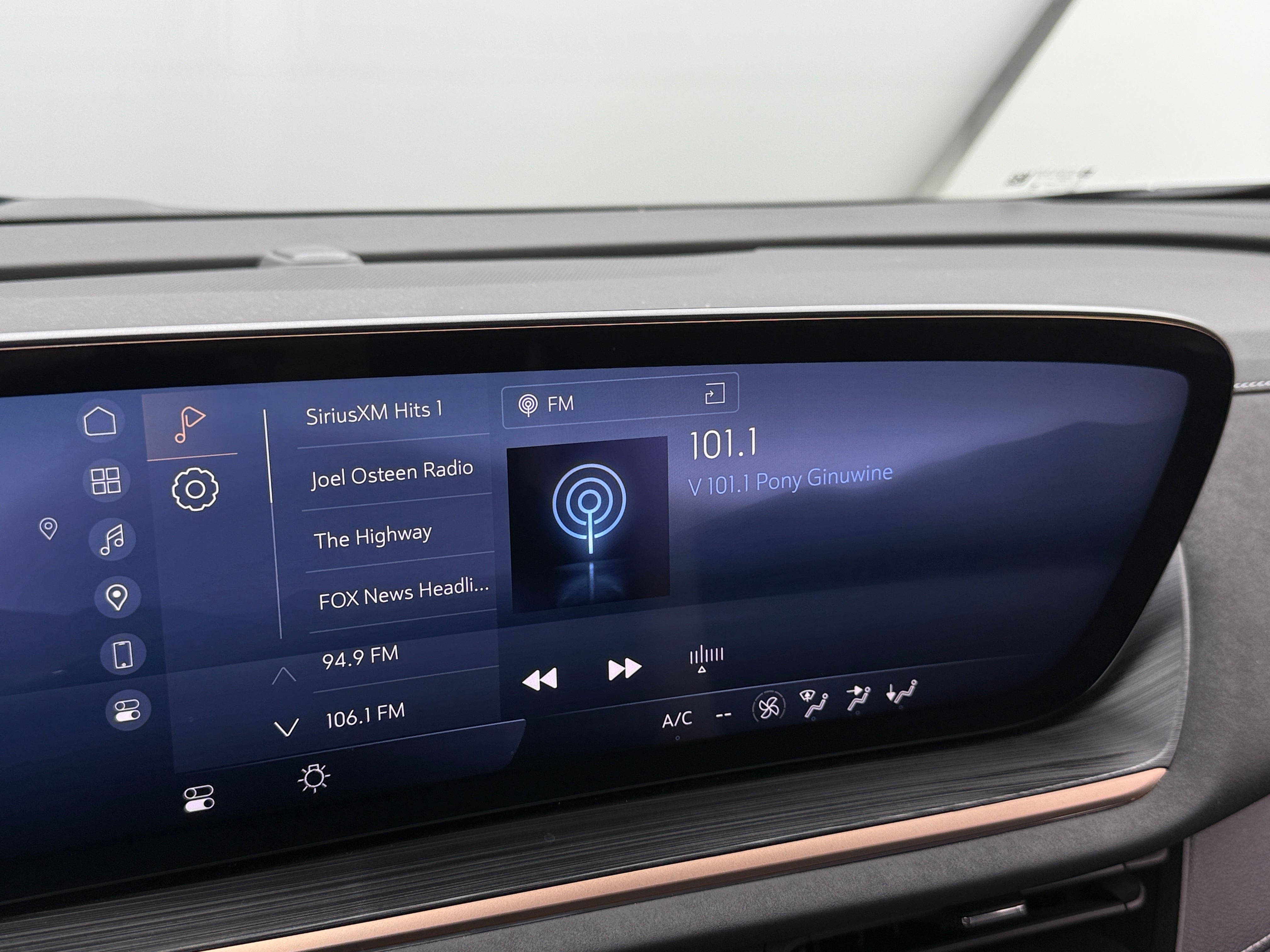 2024 Buick Envision Sport Touring 3