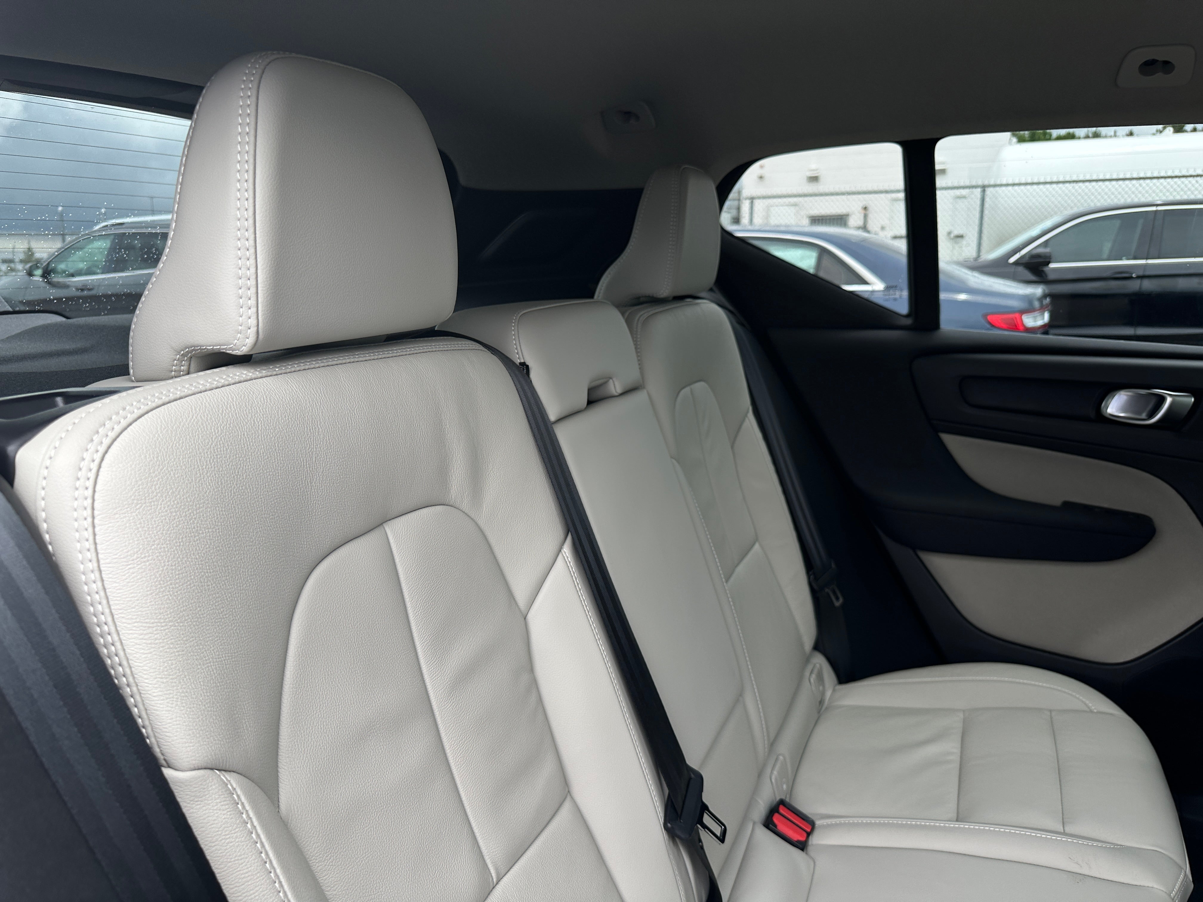 2022 Volvo XC40 T4 Momentum 5