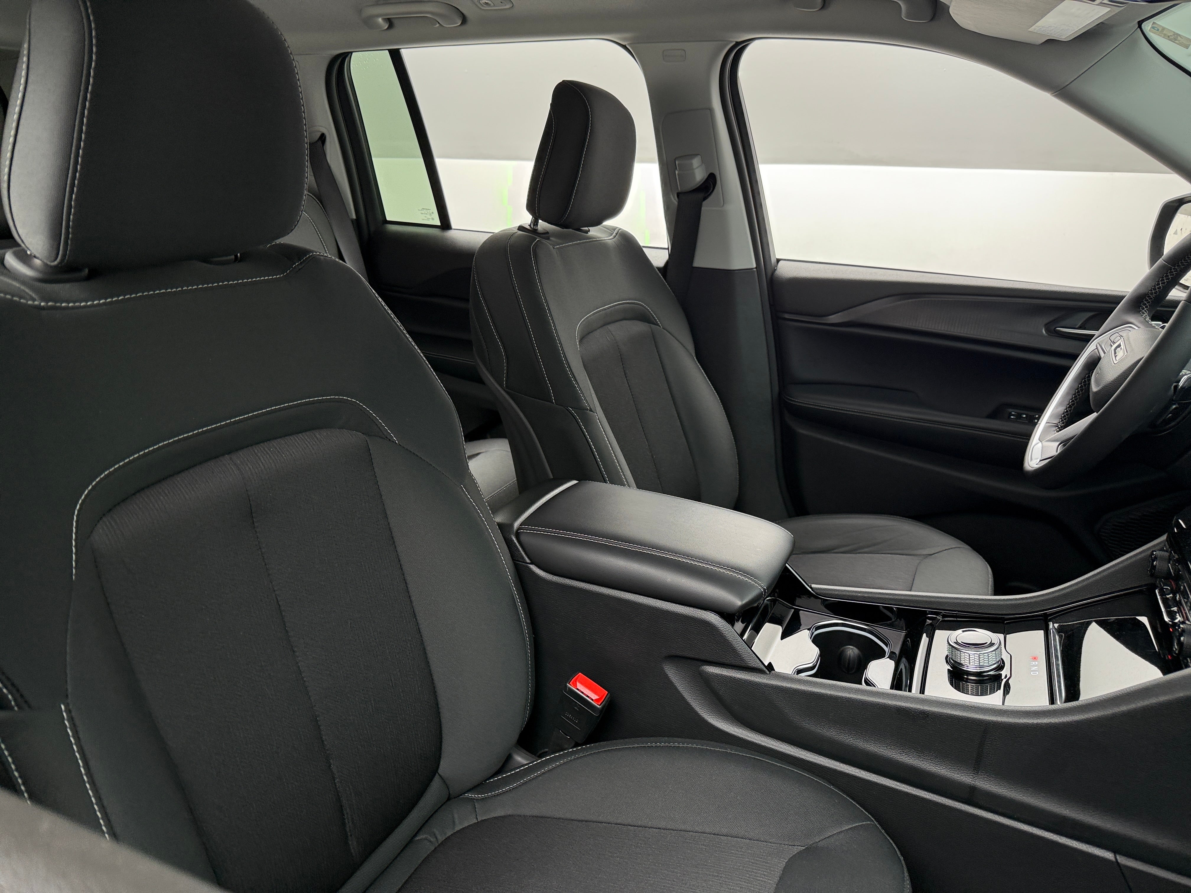 2023 Jeep Grand Cherokee Laredo 2