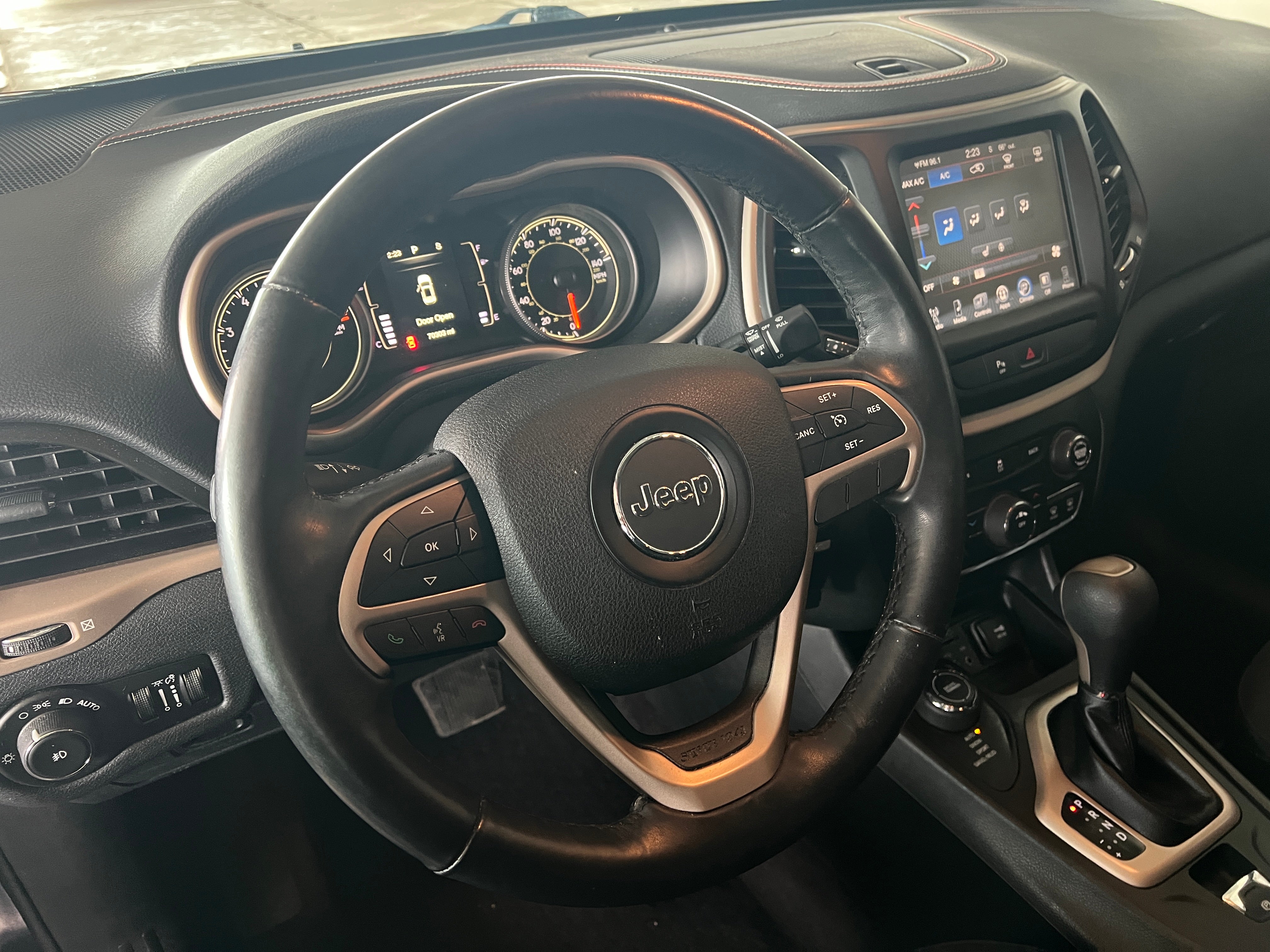 2016 Jeep Cherokee 75th Anniversary Edition 5