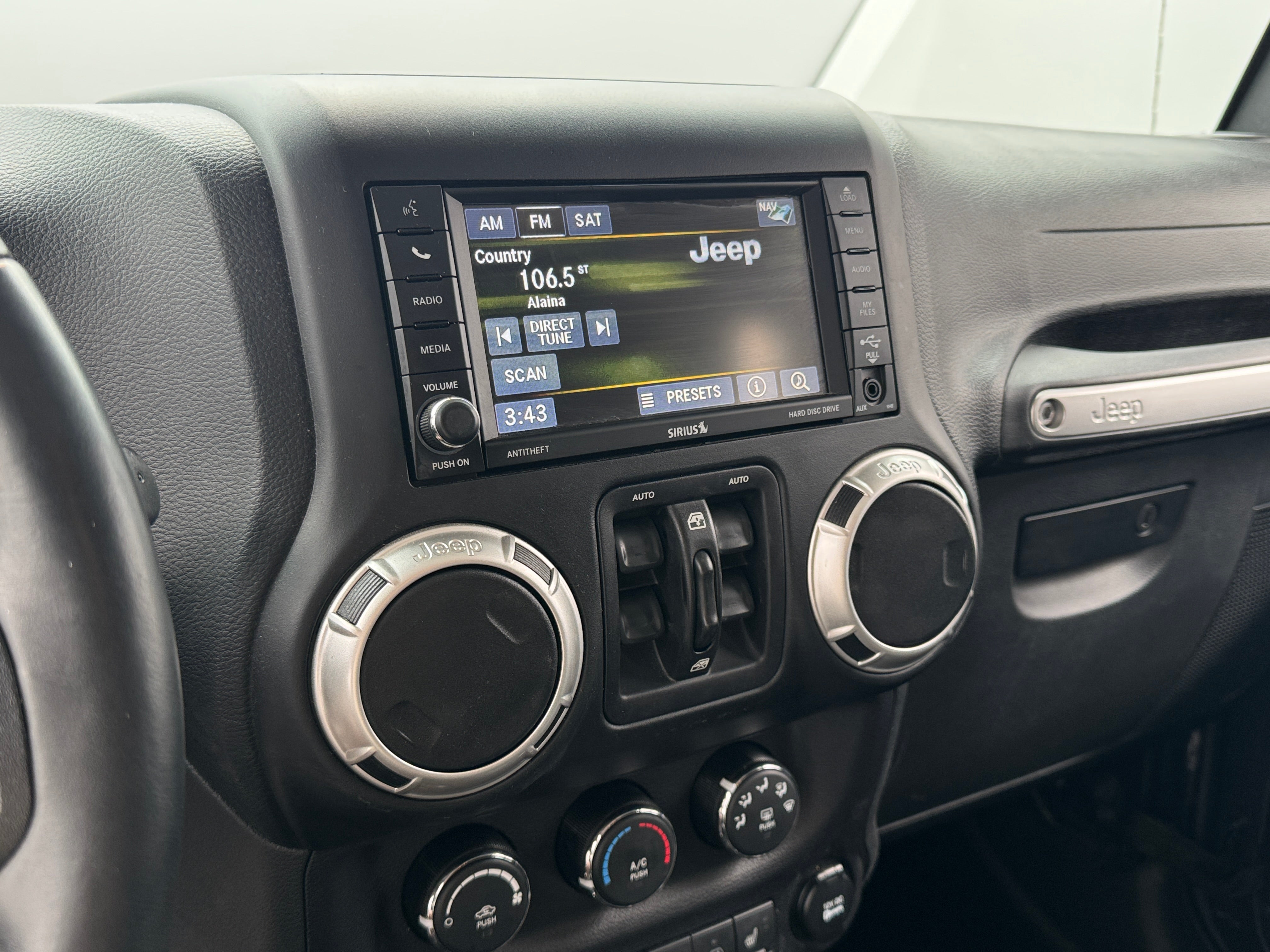 2017 Jeep Wrangler Unlimited Sahara 3