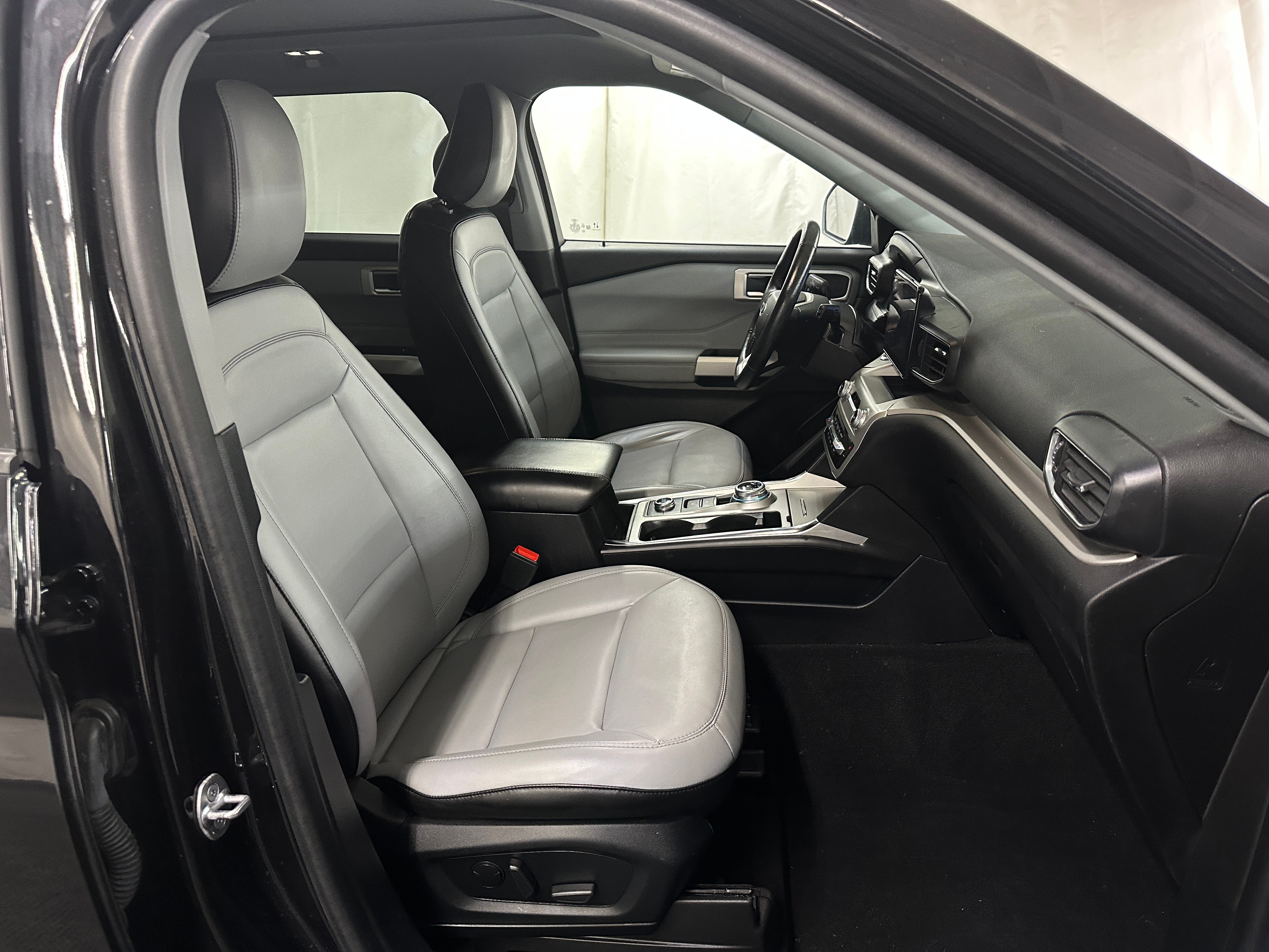 2021 Ford Explorer XLT 2