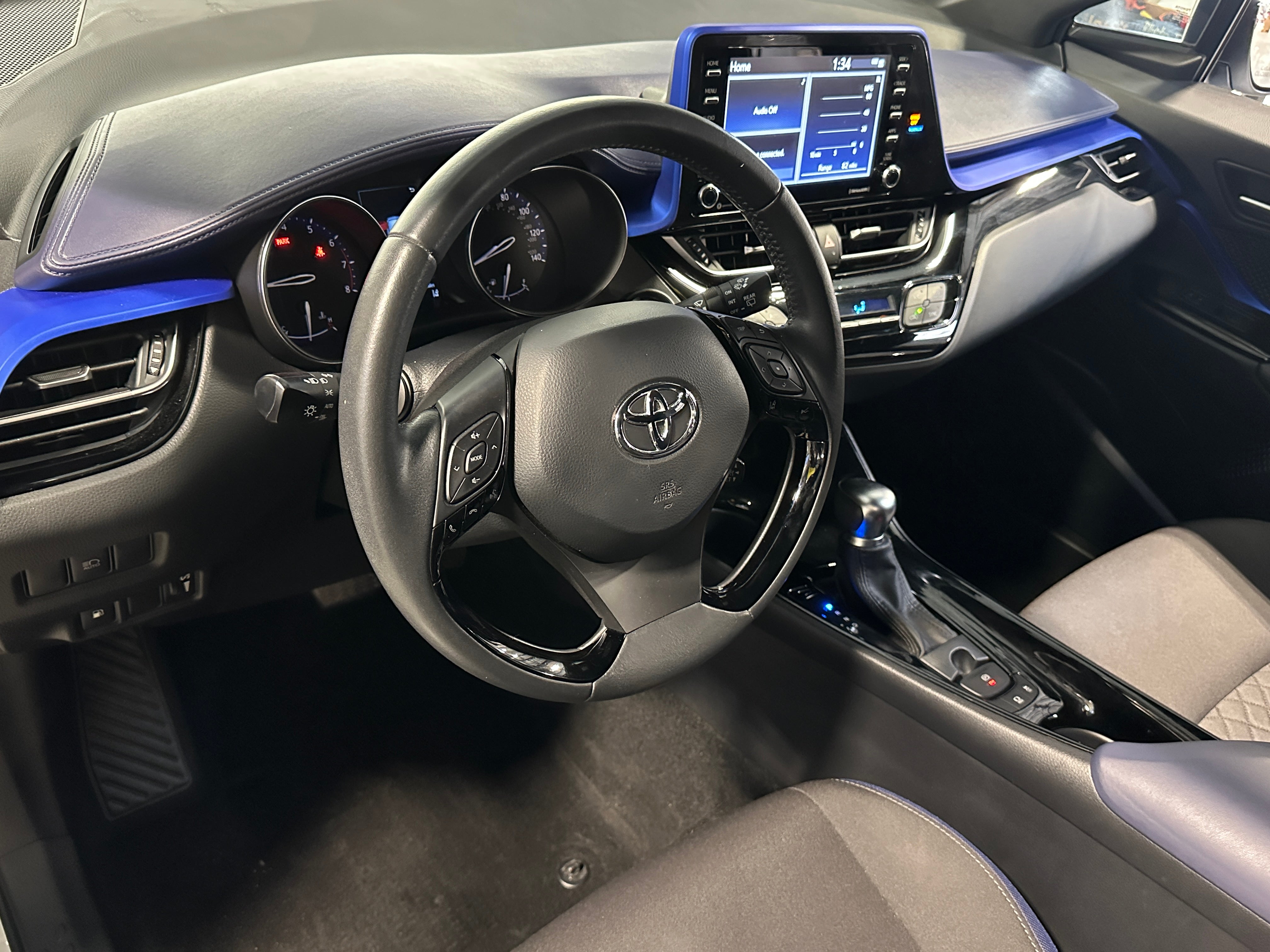 2022 Toyota C-HR XLE 3