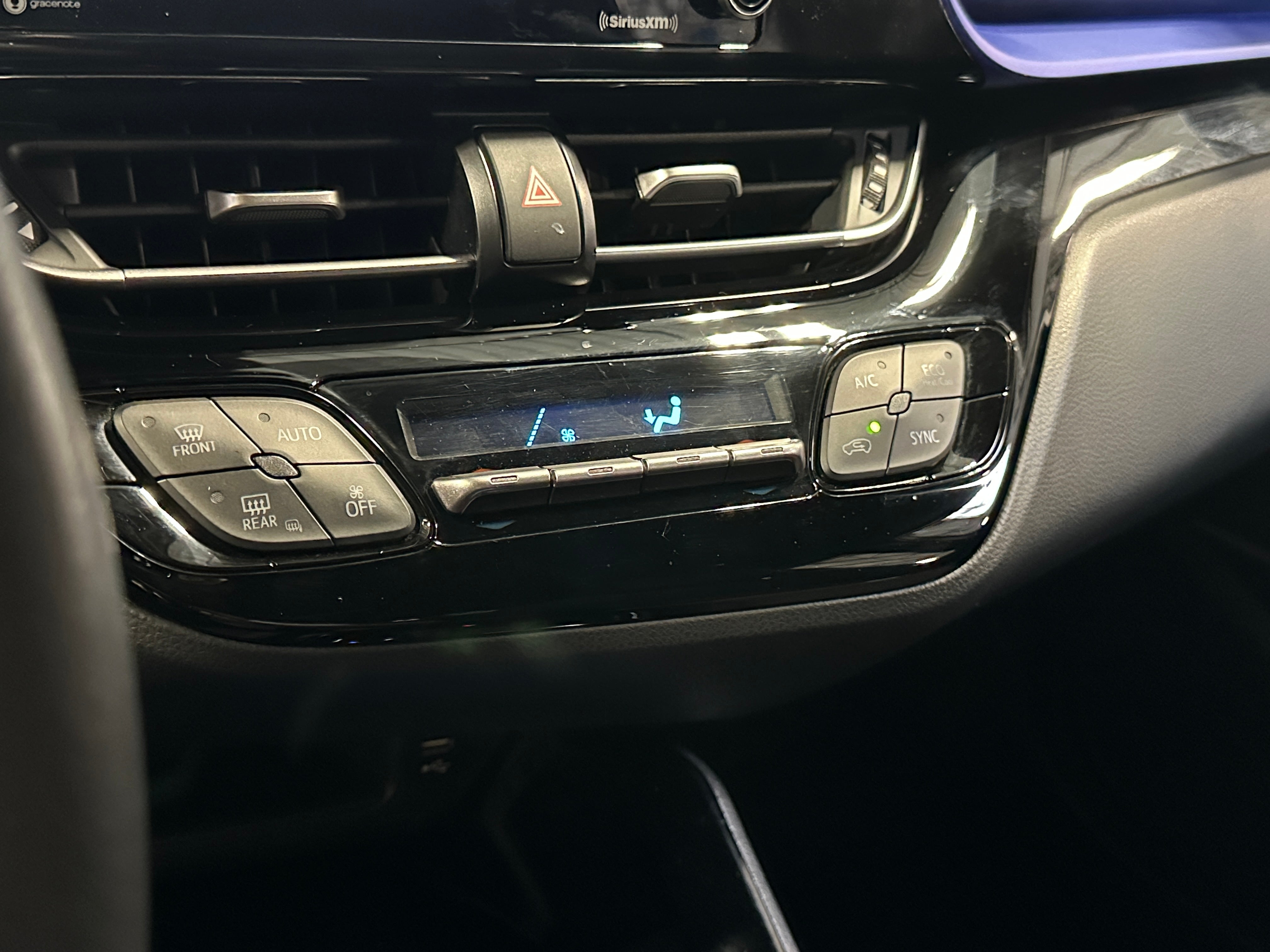 2022 Toyota C-HR XLE 4