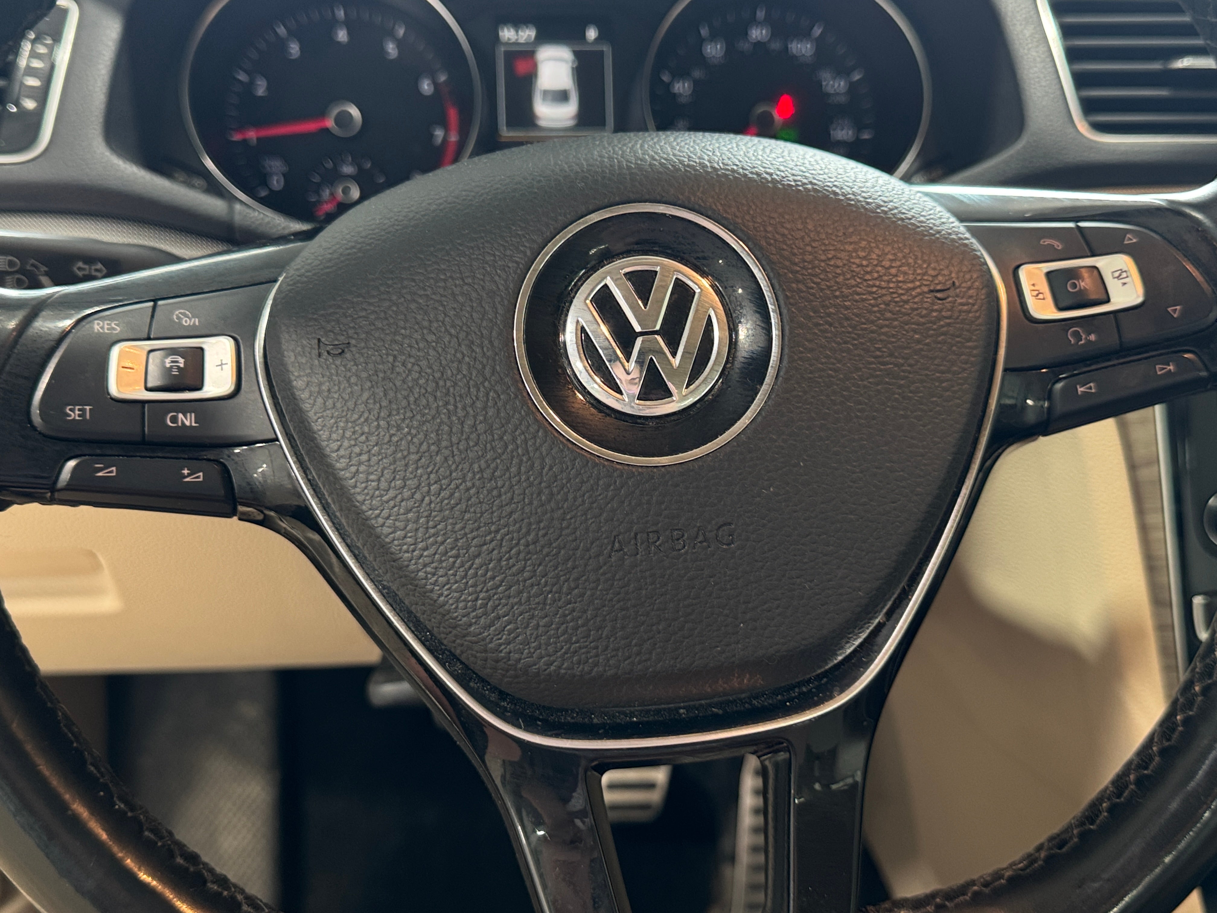2017 Volkswagen Passat SEL 4