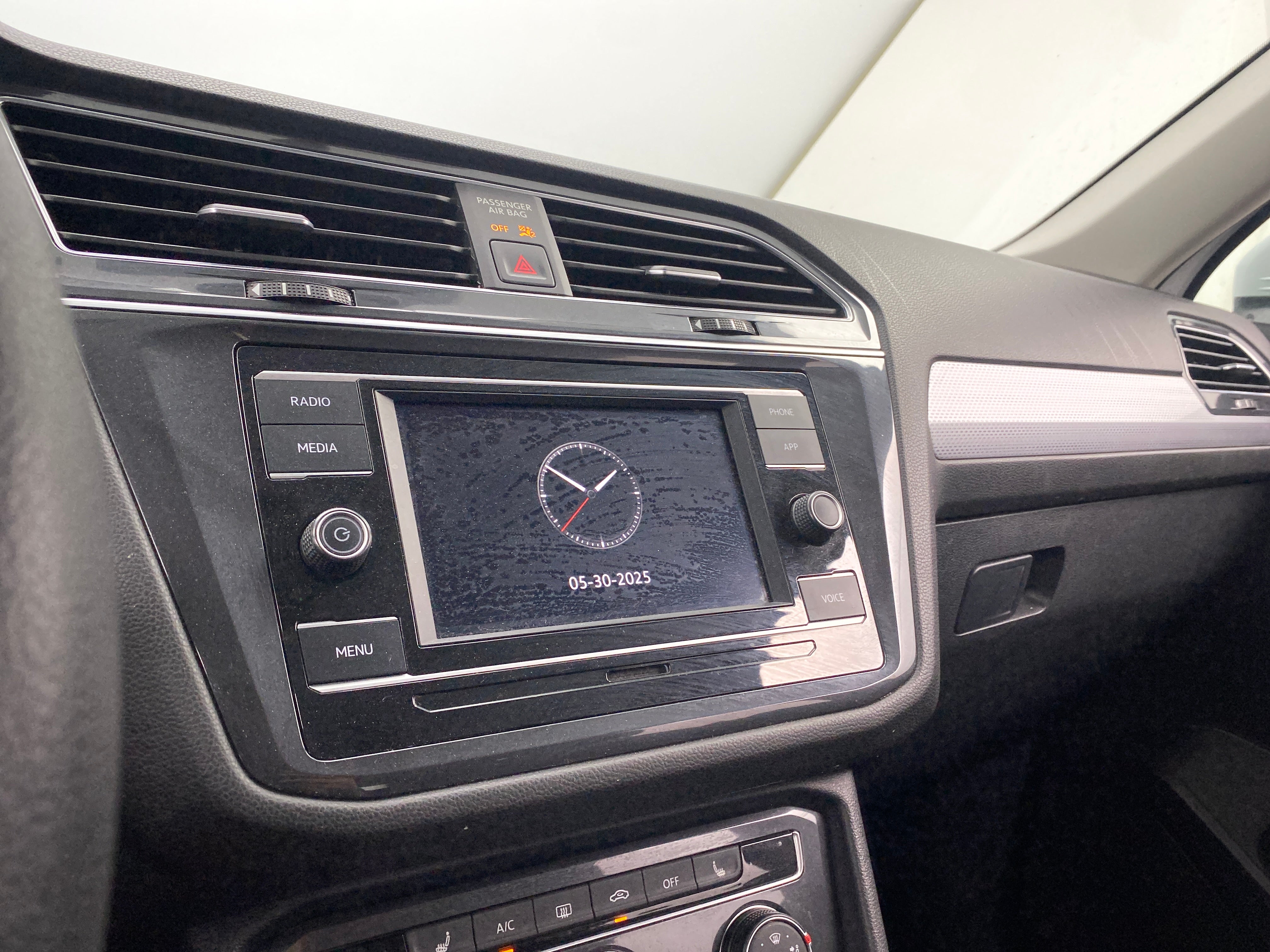 Thumbnail: 2022 Volkswagen Tiguan - 4