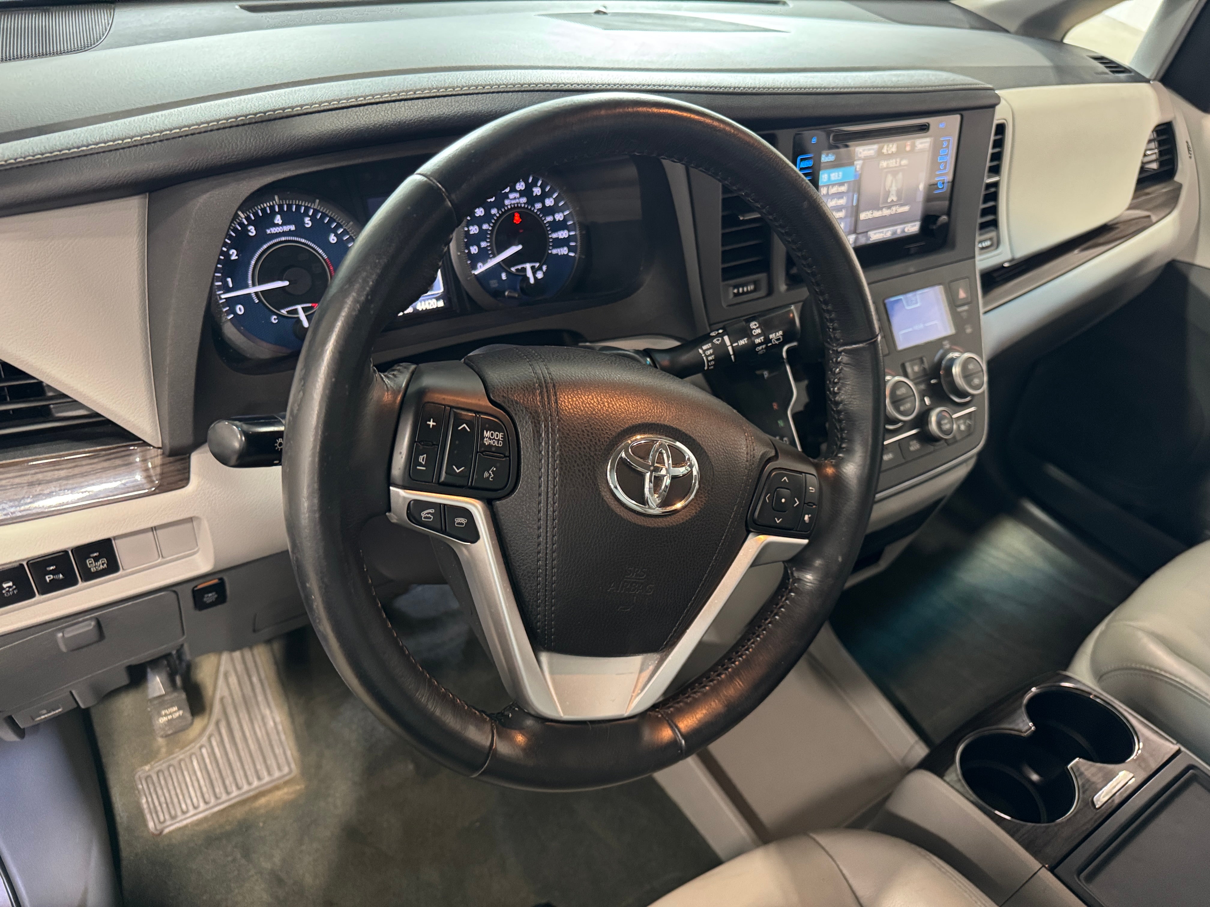 2015 Toyota Sienna XLE 2