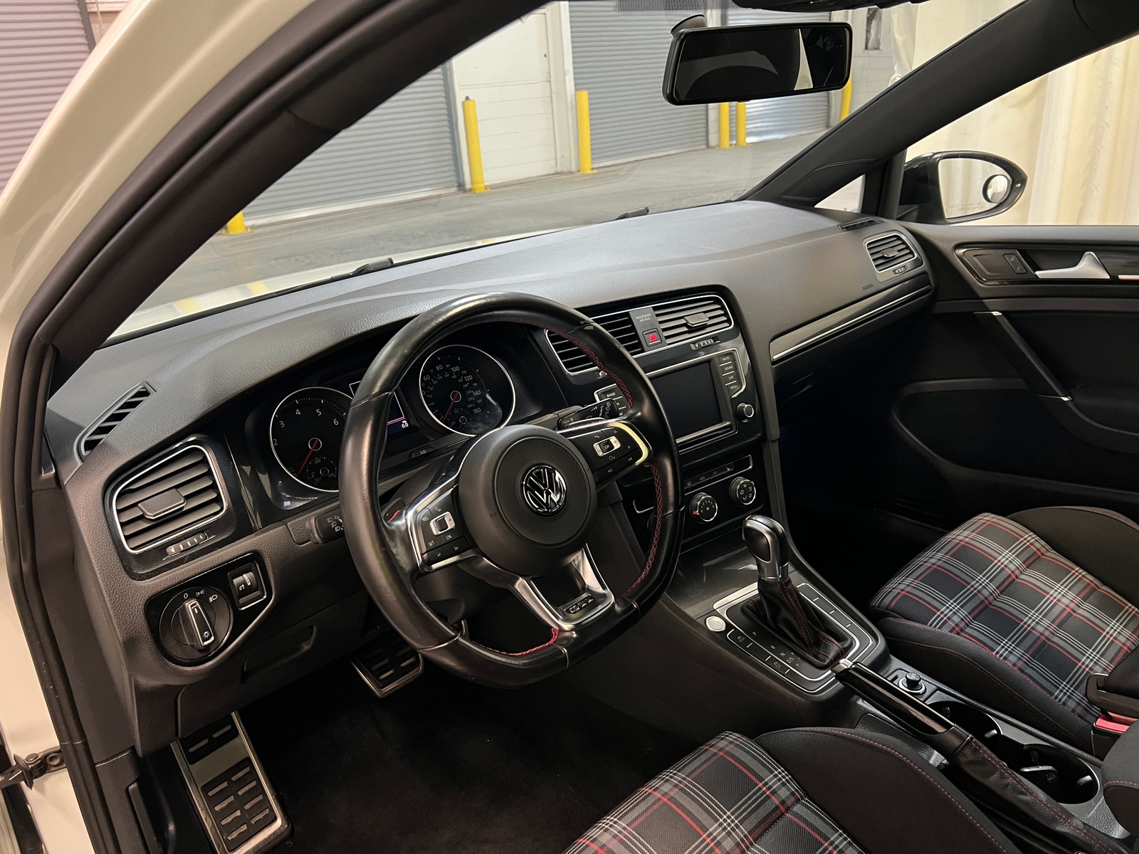 Thumbnail: 2017 Volkswagen Golf - 3