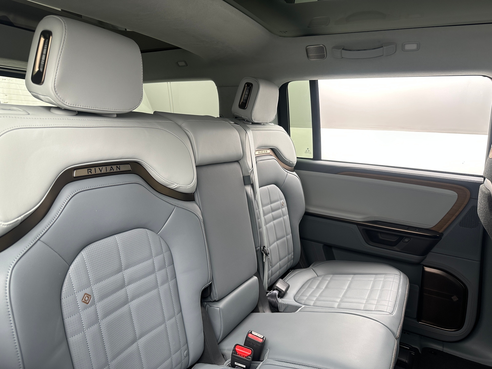 Thumbnail: 2025 Rivian R1S - 5