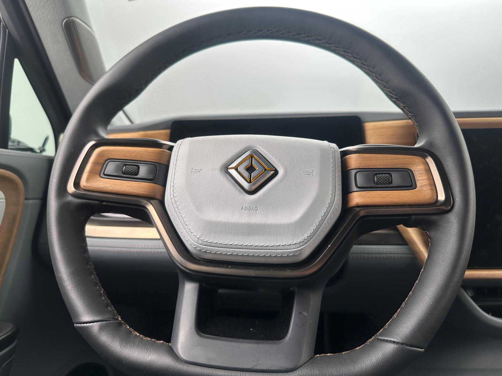 Thumbnail: 2025 Rivian R1S - 4