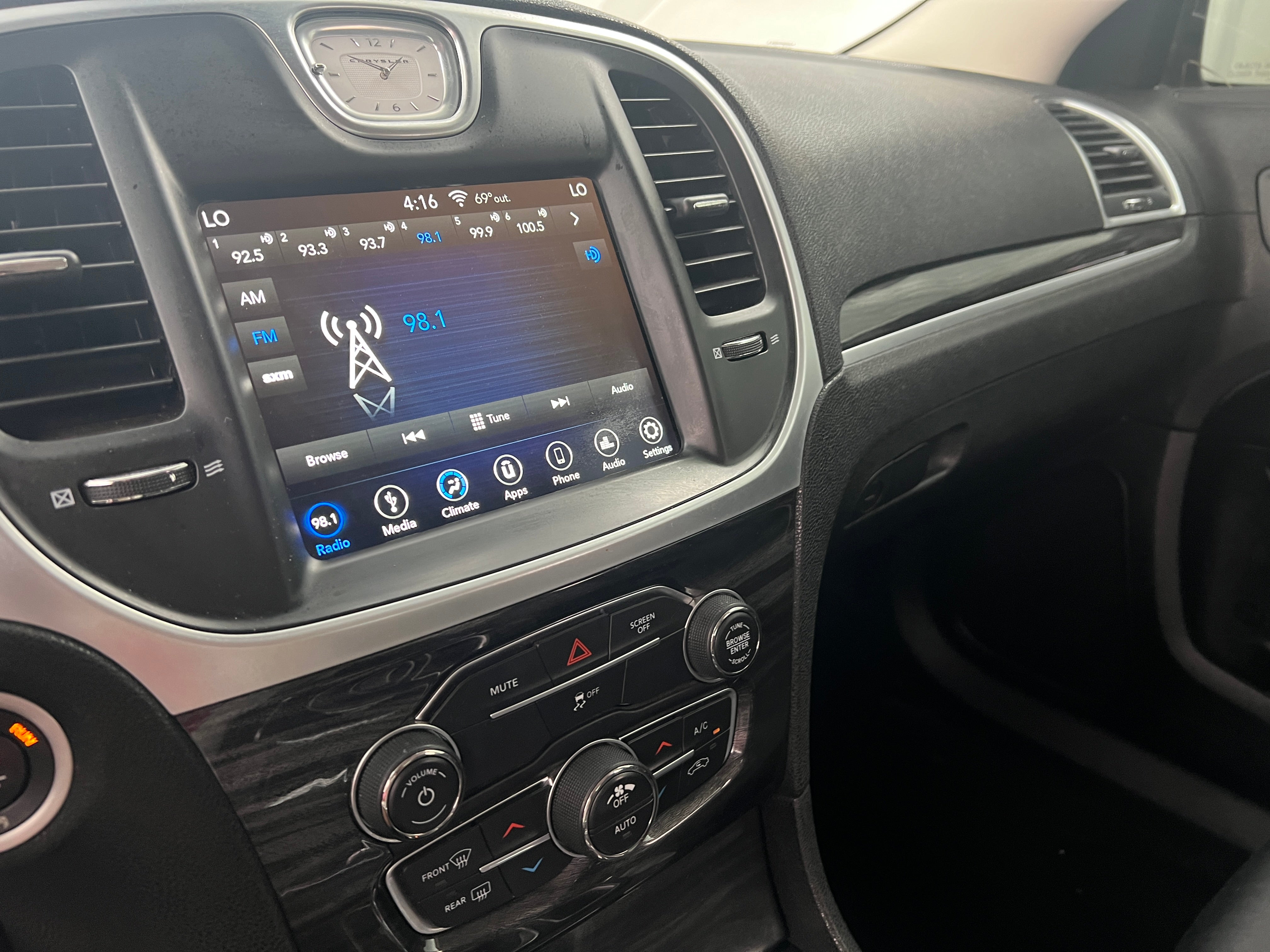 2019 Chrysler 300 Touring 4