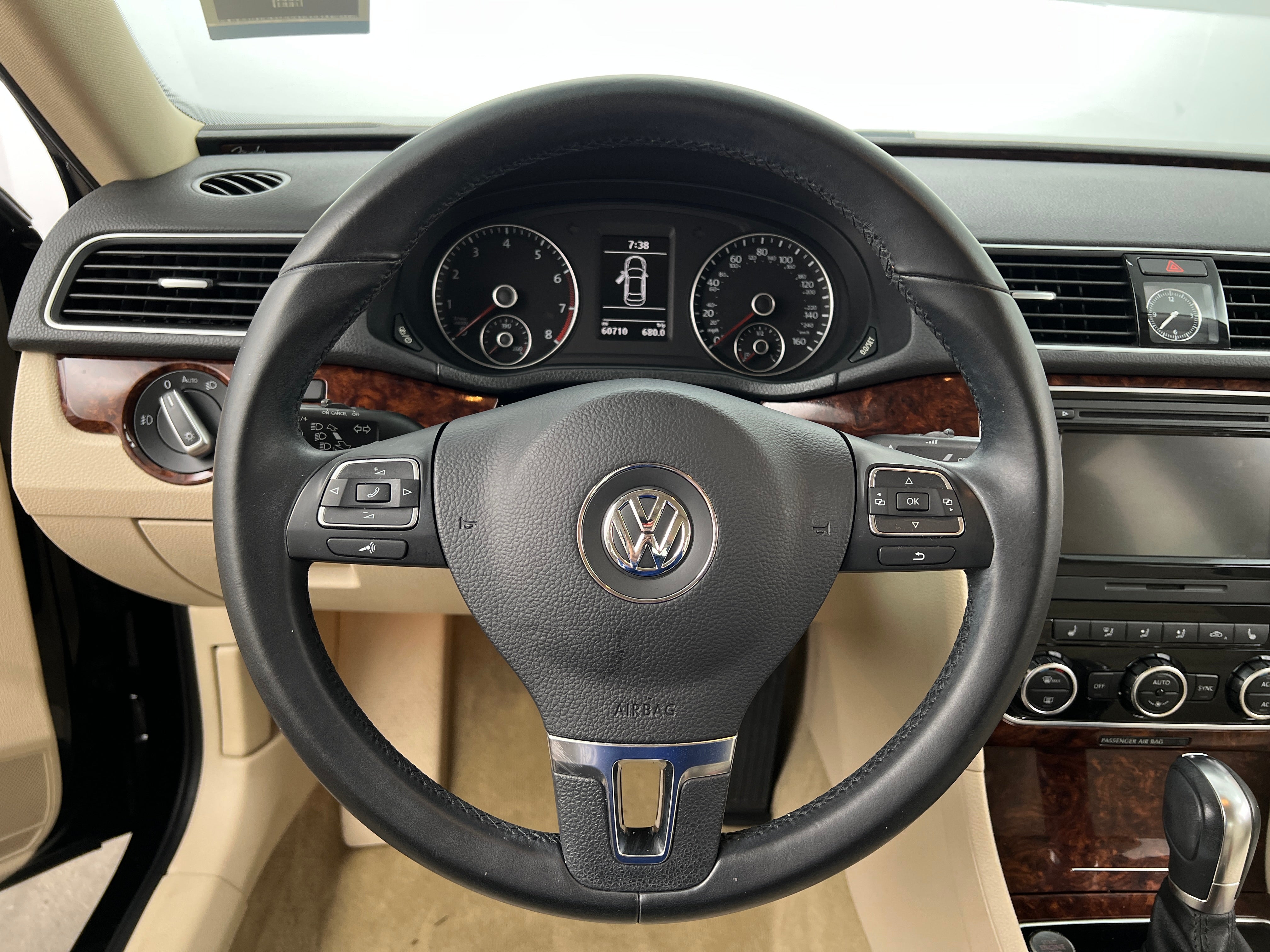 2013 Volkswagen Passat SEL 5