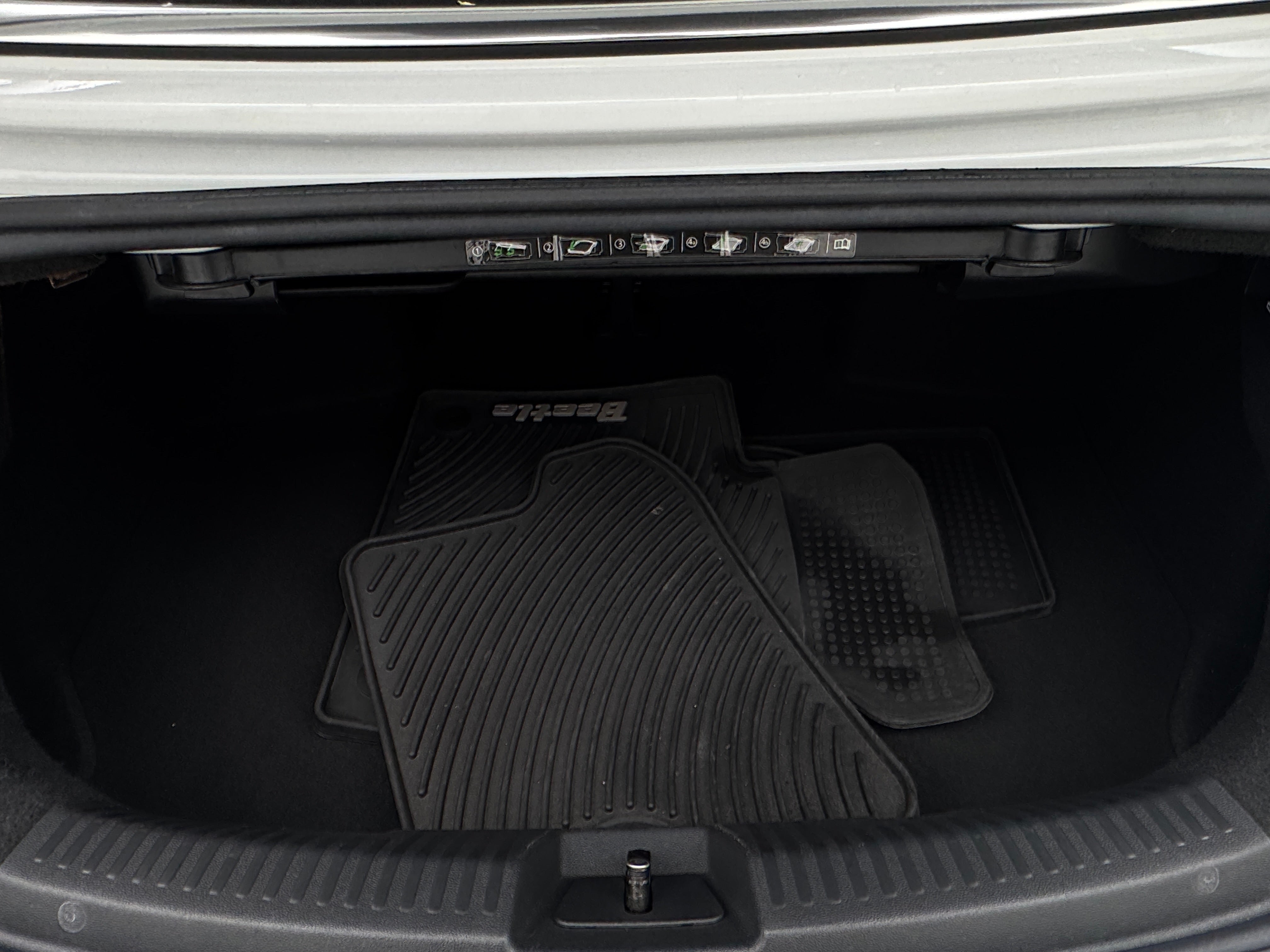 2019 Volkswagen Beetle SE 6