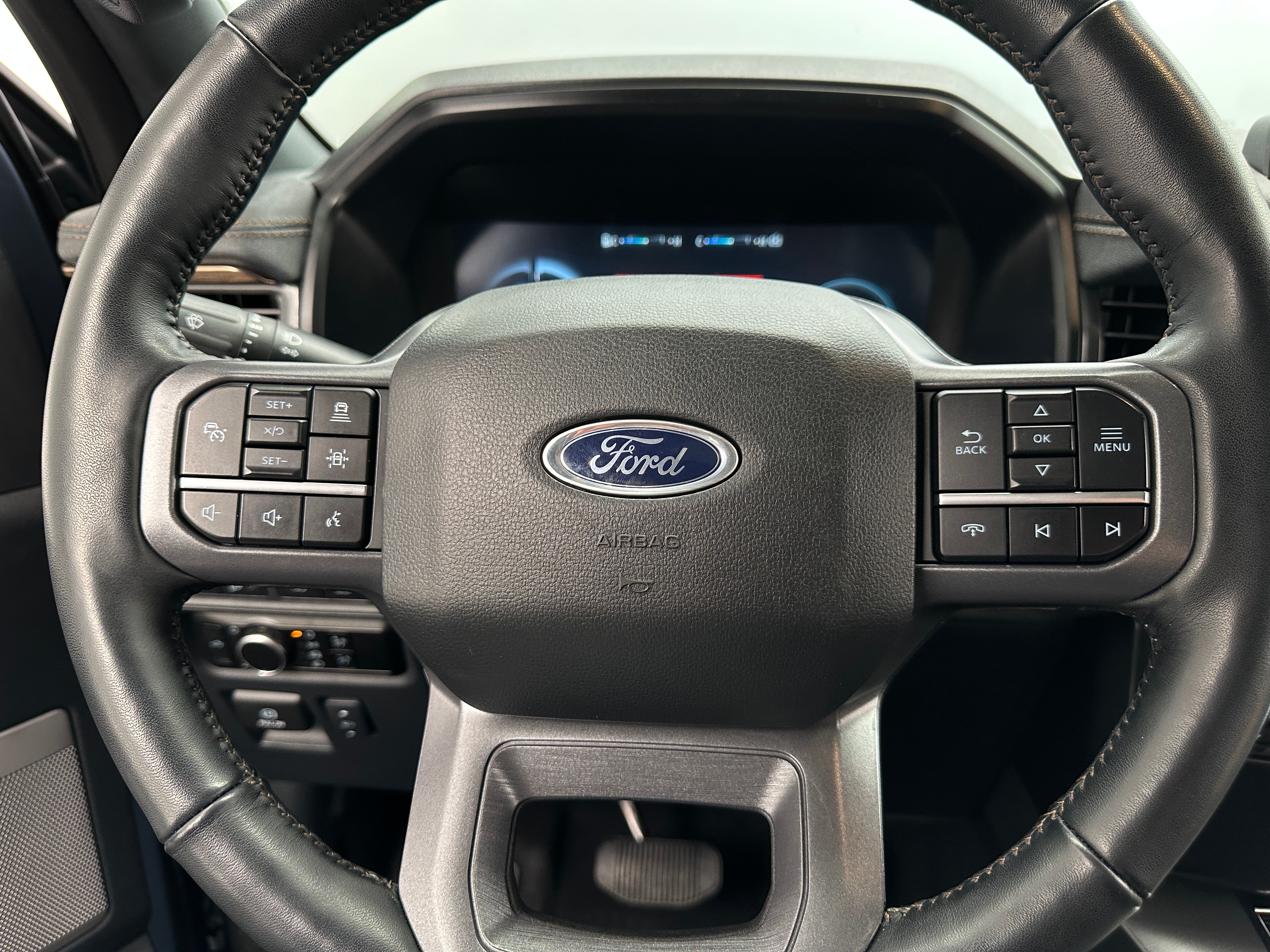 2023 Ford F-150 Lightning Lariat 4