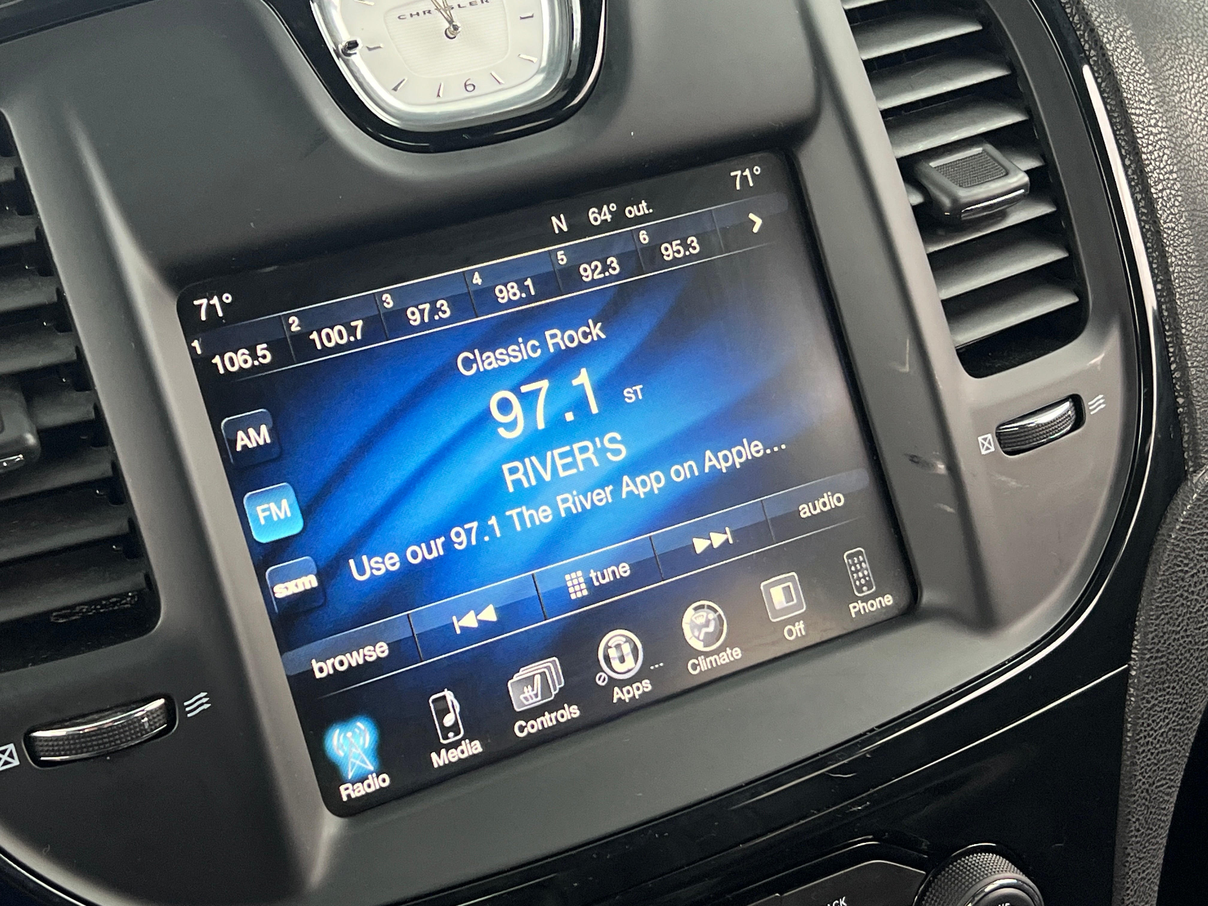2016 Chrysler 300 S 3