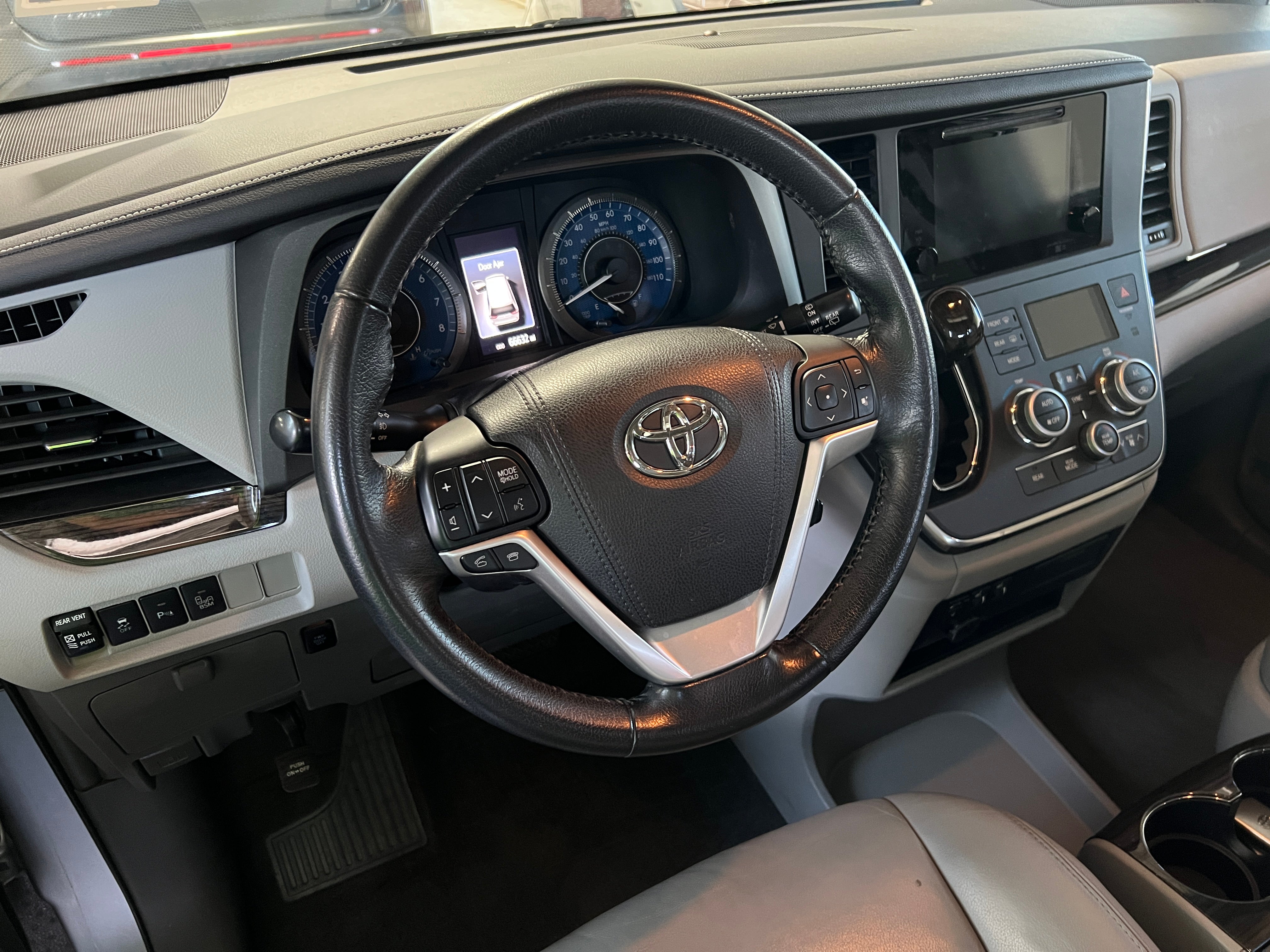 2015 Toyota Sienna XLE 4