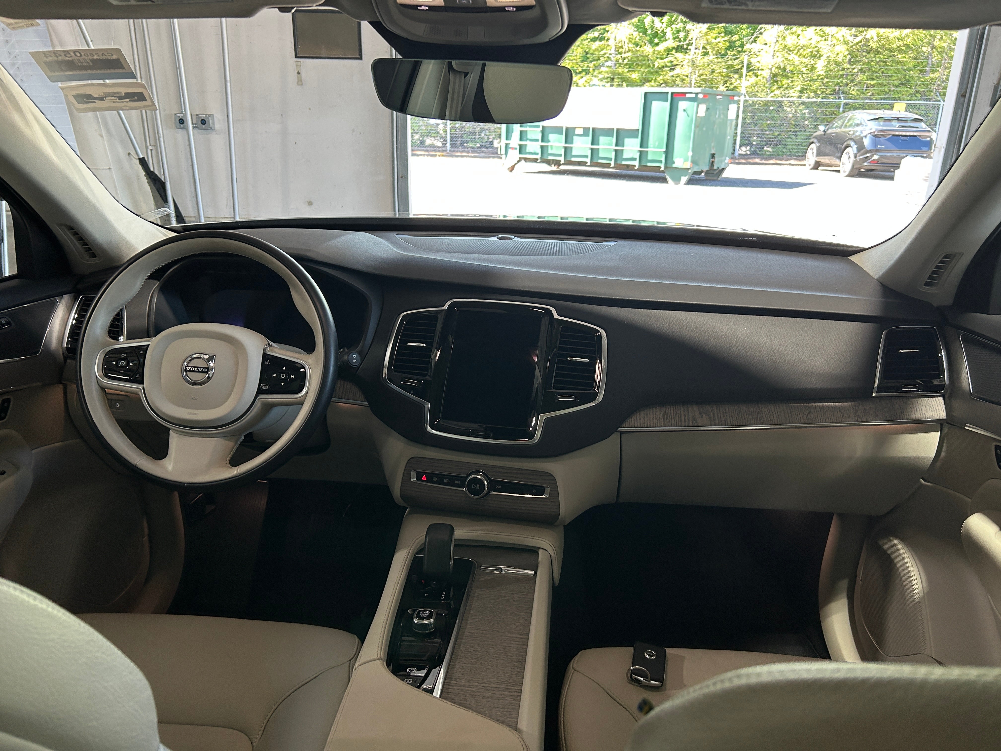 2023 Volvo XC90 T8 Plus 2