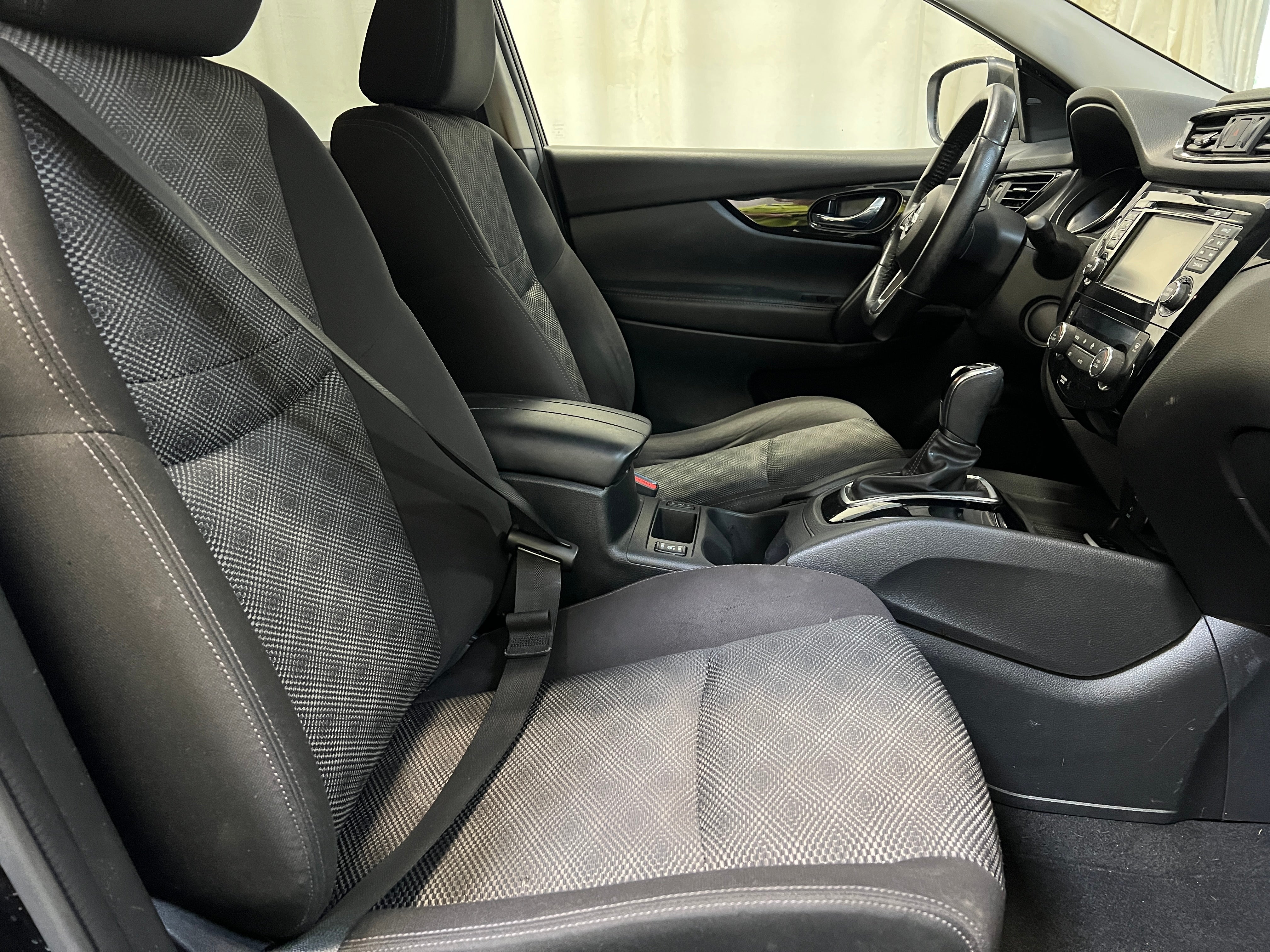 2017 Nissan Rogue Sport SV 2