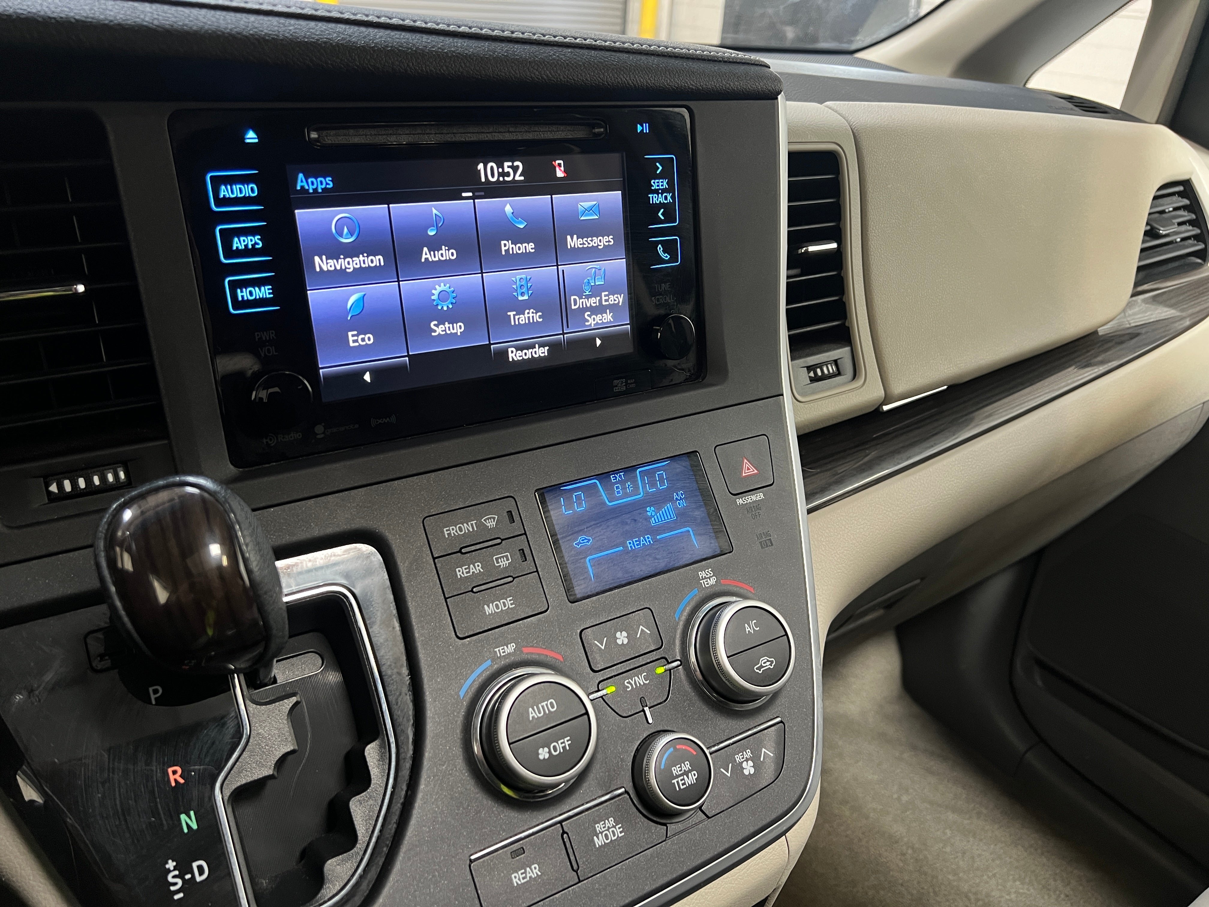 2016 Toyota Sienna XLE 3
