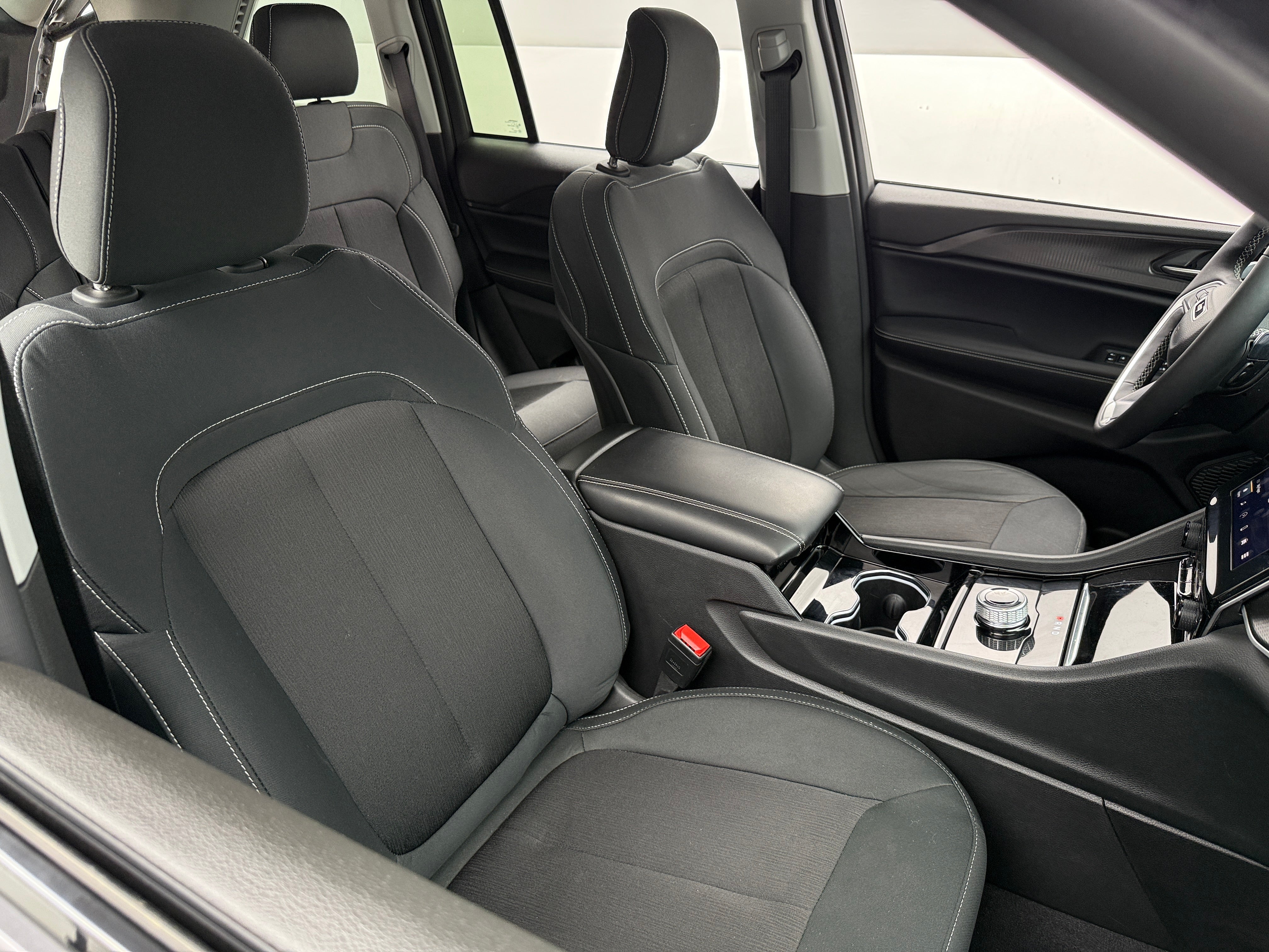 2023 Jeep Grand Cherokee Laredo 2