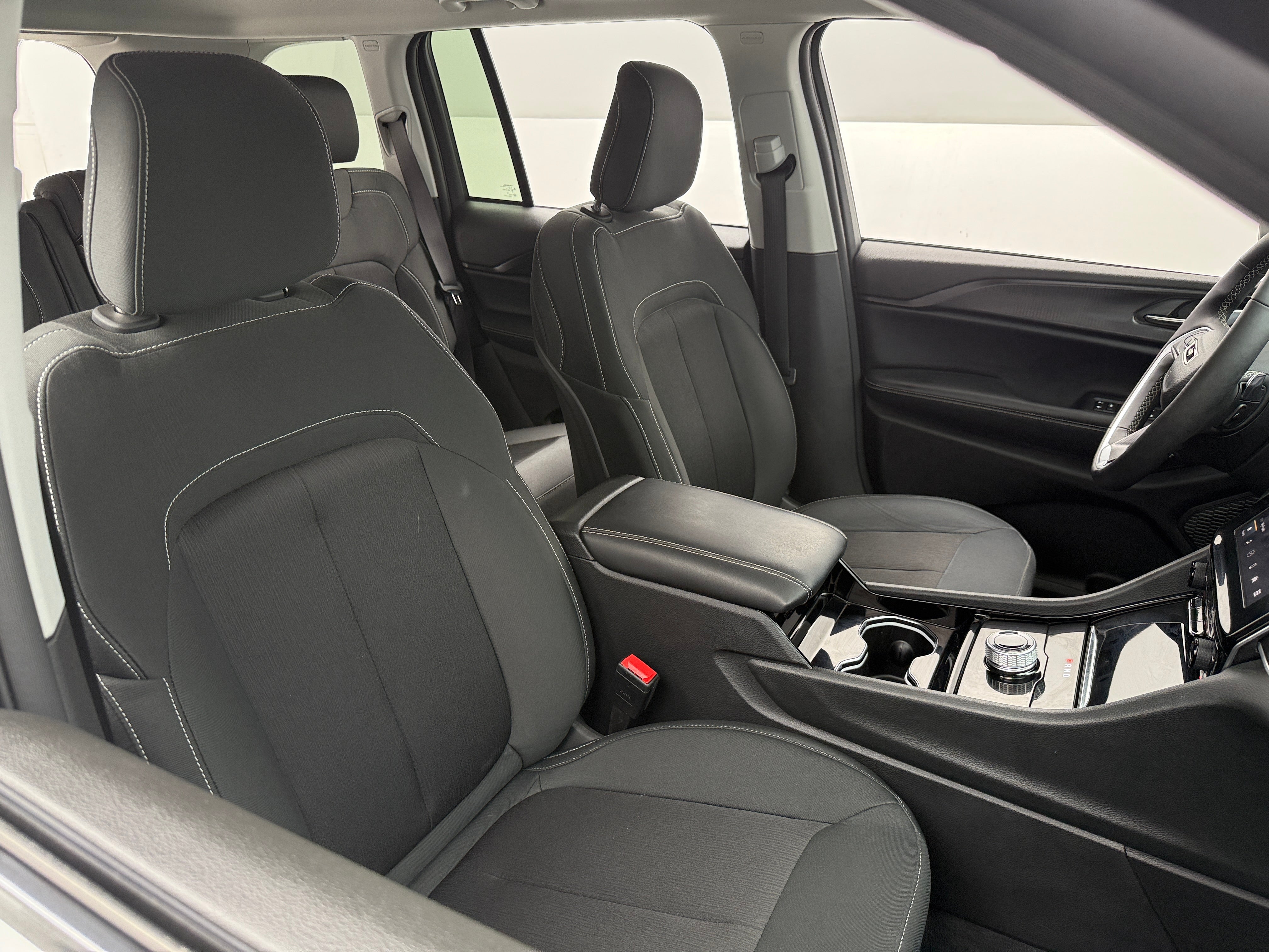 2023 Jeep Grand Cherokee Laredo 2